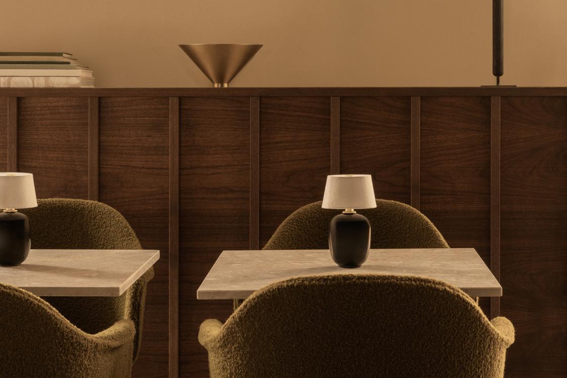 HARBOUR office armchair in cognac leather with aluminum base