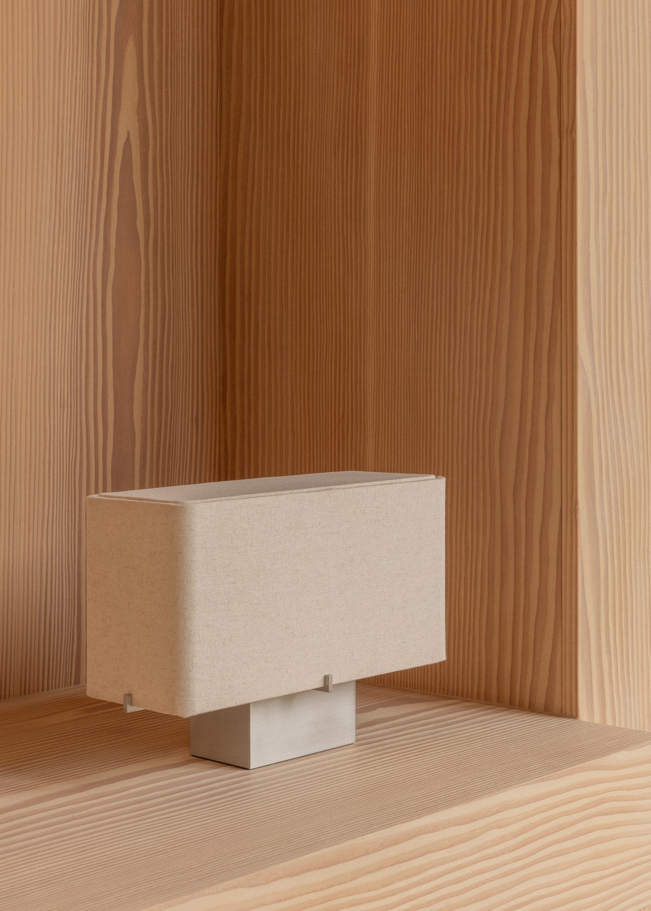 Stolná lampa NONNA s hliníkovým podstavcom a ľanovým tienidlom