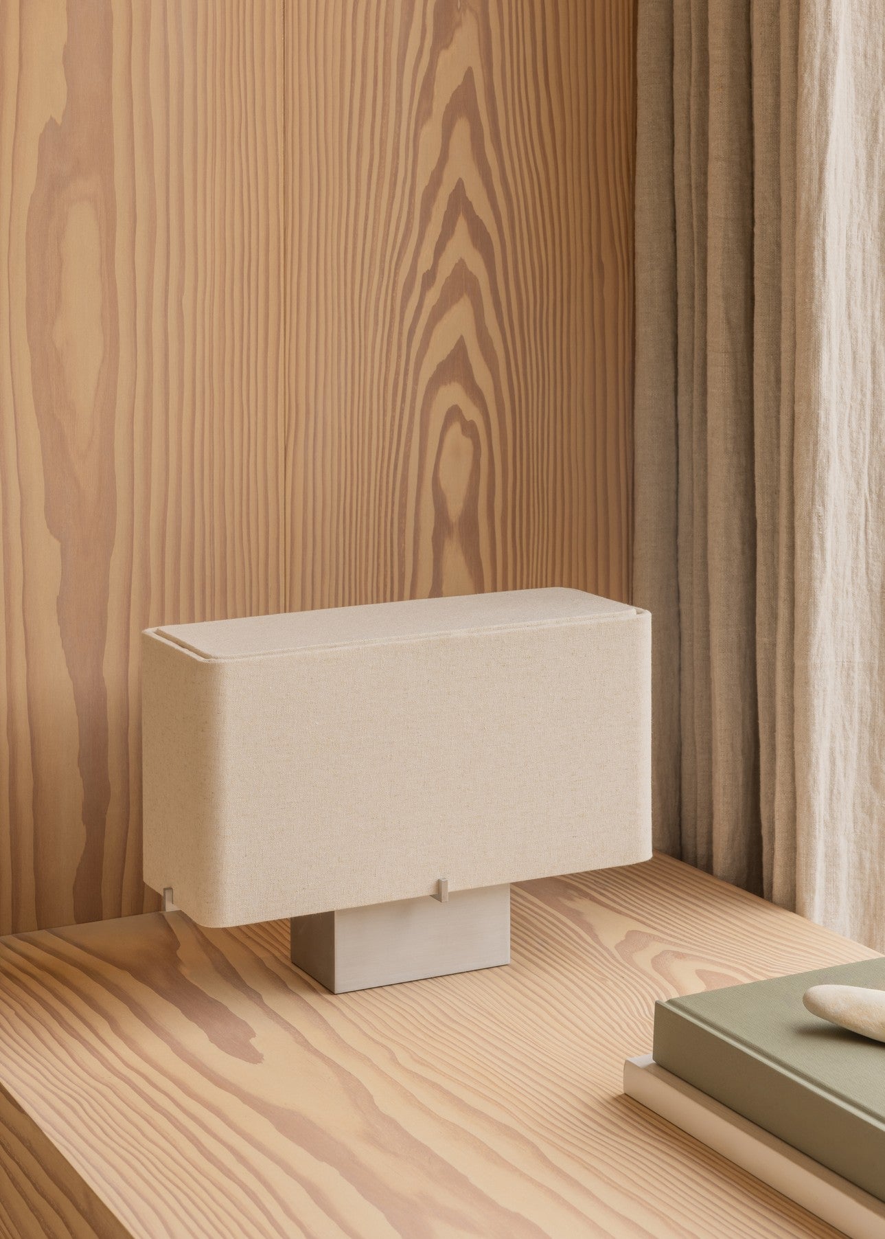 Stolná lampa NONNA s hliníkovým podstavcom a ľanovým tienidlom