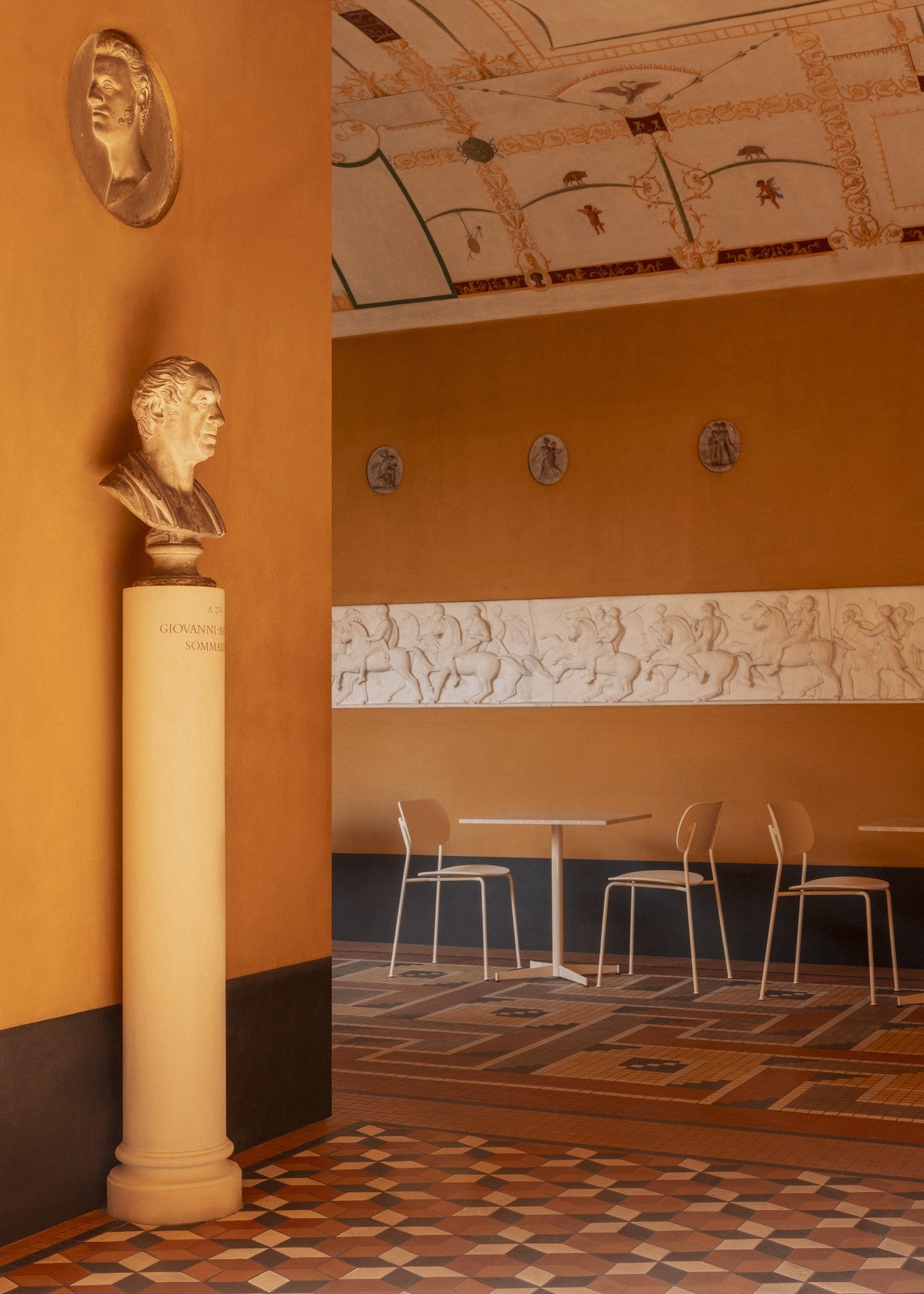 Okrúhly kávový stôl NOOK béžový kameň s čiernym podstavcom