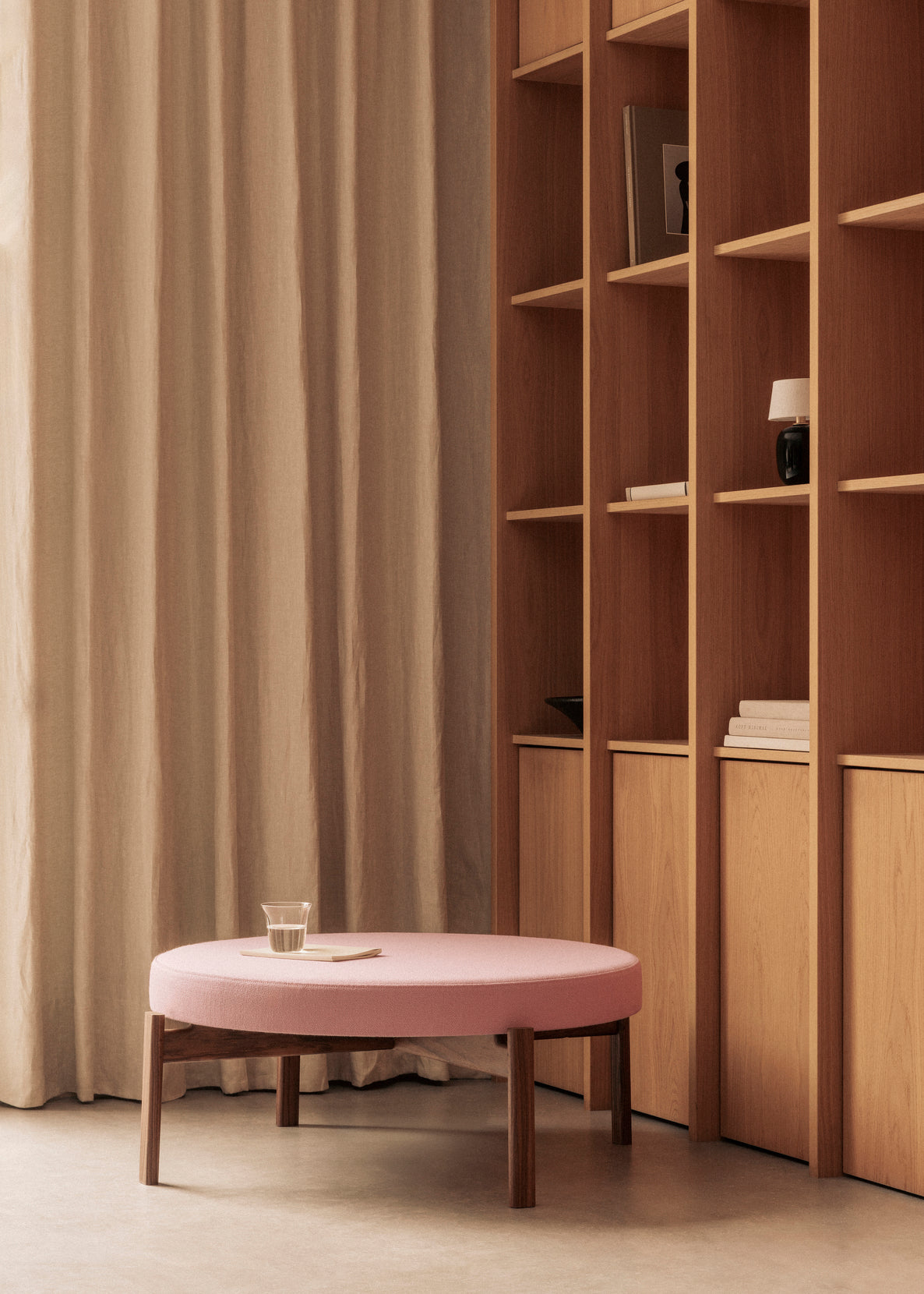 PASSAGE blue pouf with oak base