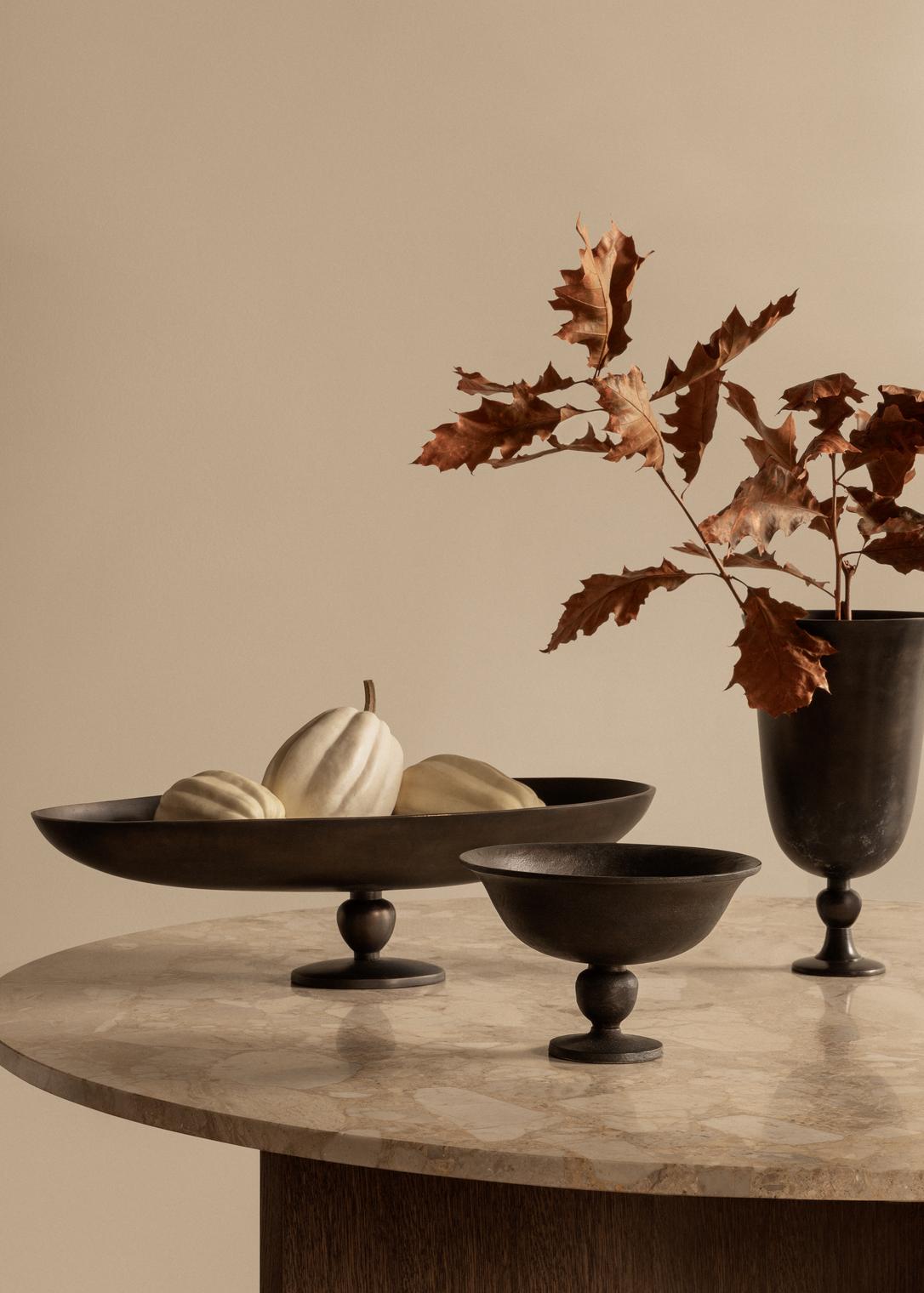 Round Table ANDROGYNE Gray Marble with Dark Oak Base