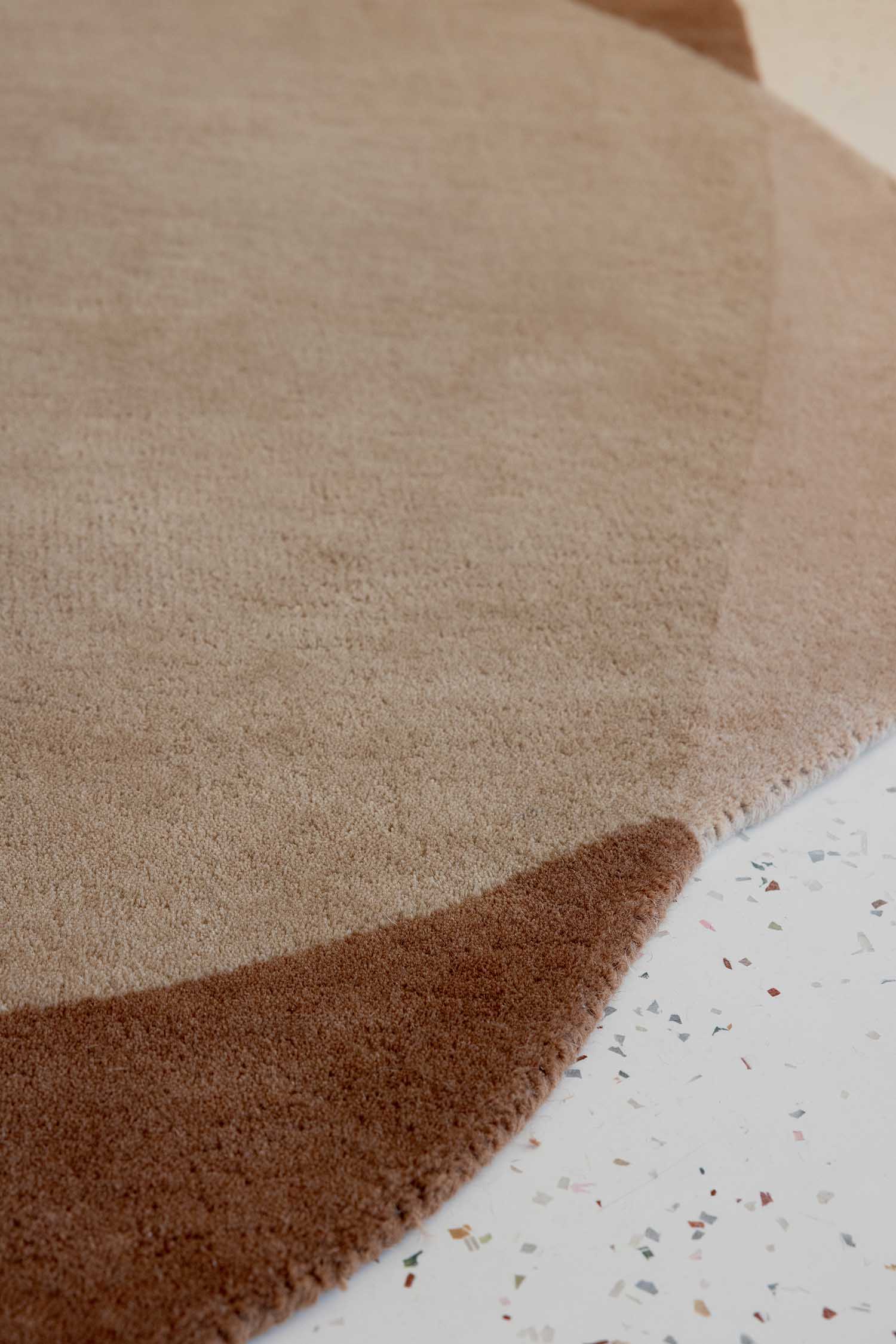 Okrúhly koberec ELEMENT MOORE hnedý s béžovou