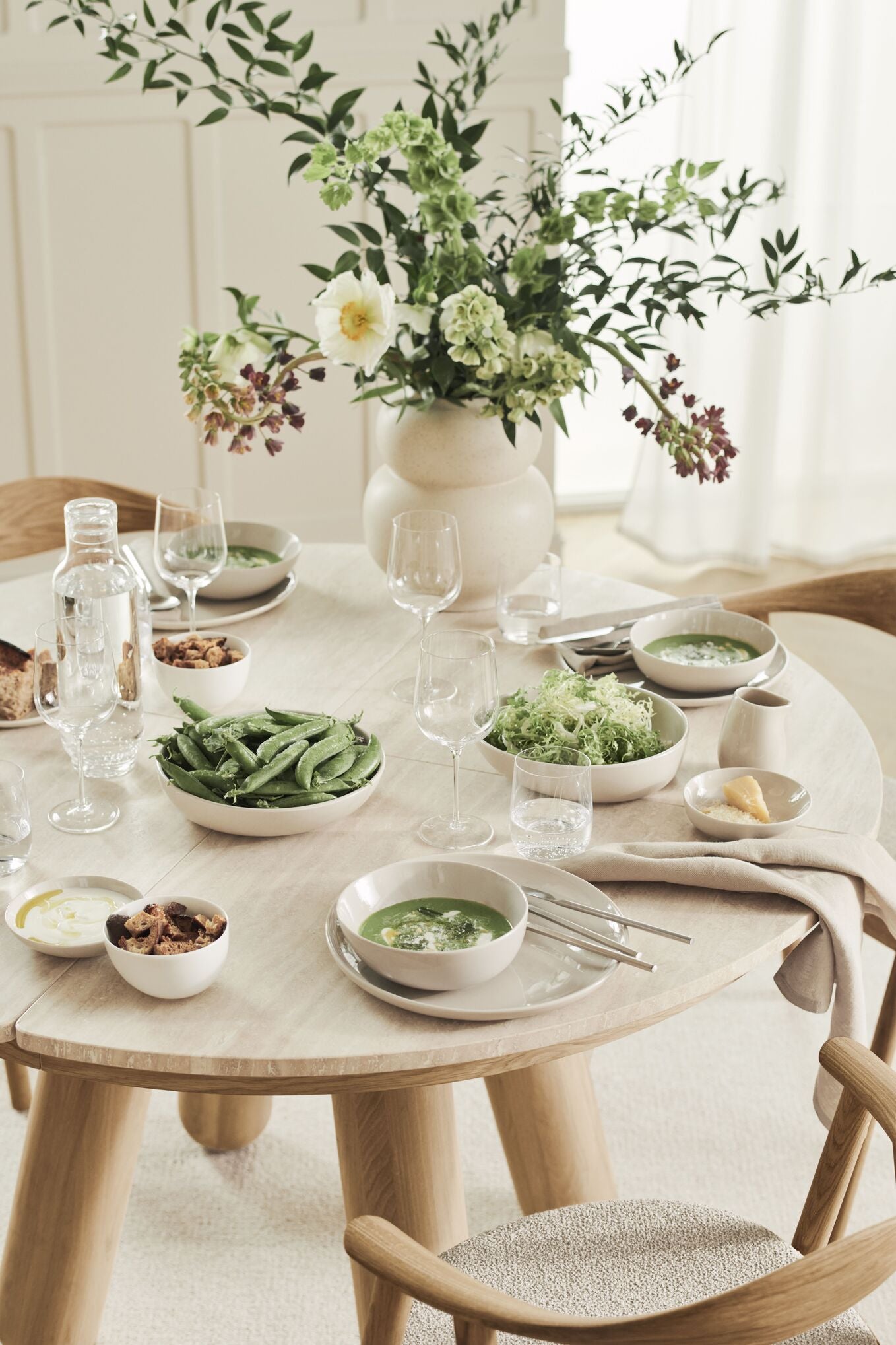 Okrúhly stôl BALANCE z mramoru s bieleným dubovým drevom