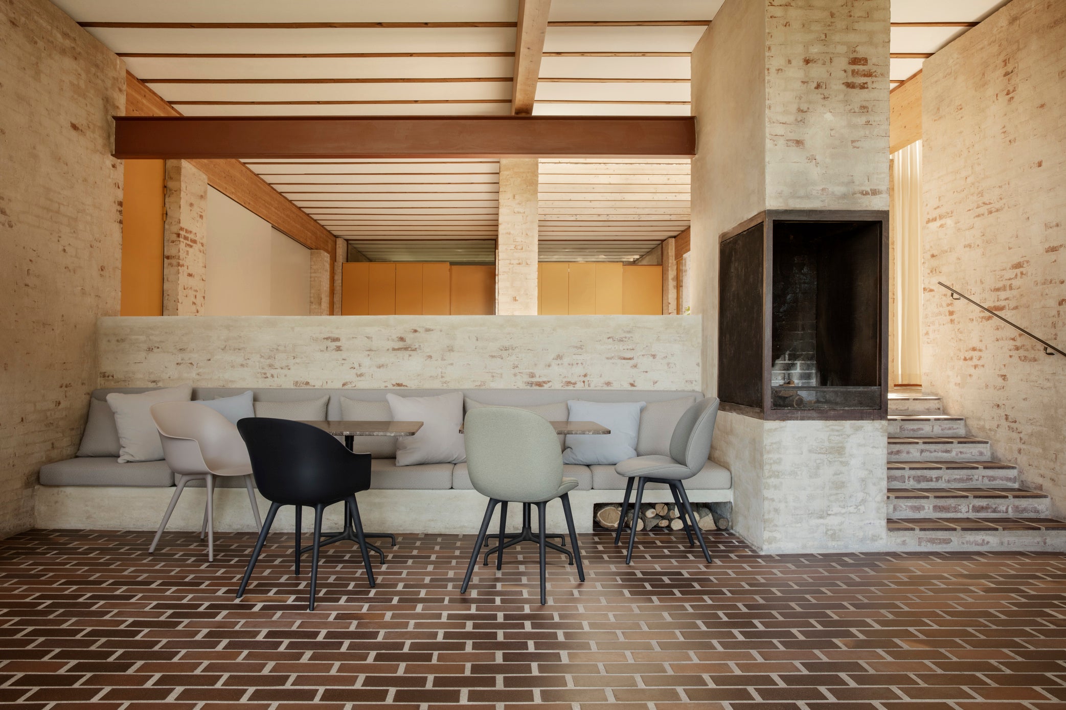 Stolička BAT béžová s tmavým dubovým podstavcom