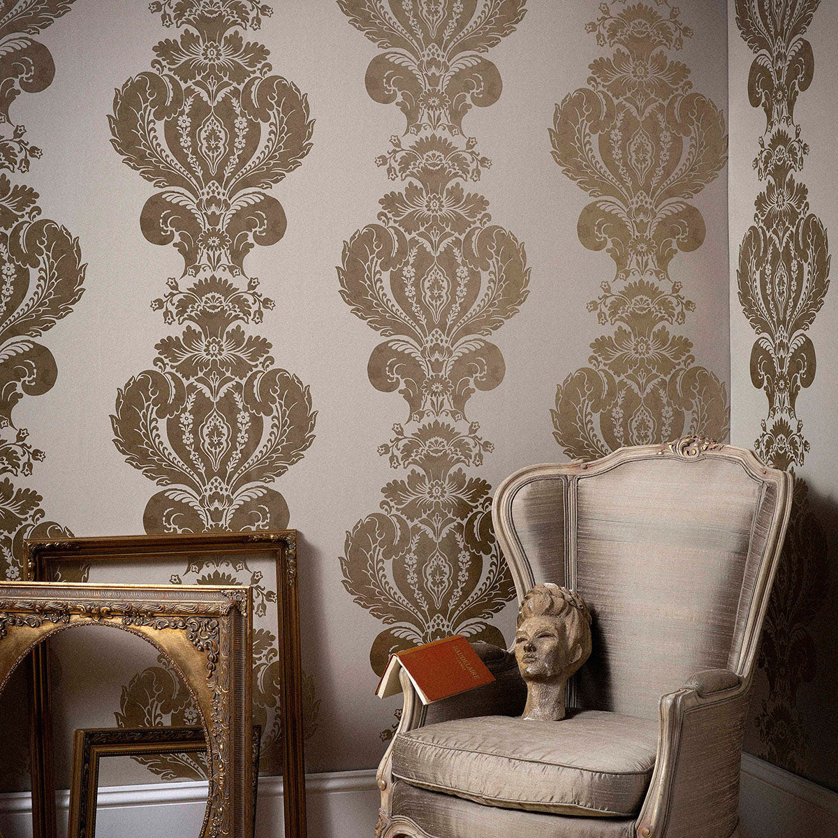 Metallic wallpaper with ornaments ALBEMARLE - Baudelaire metallic gold on cream