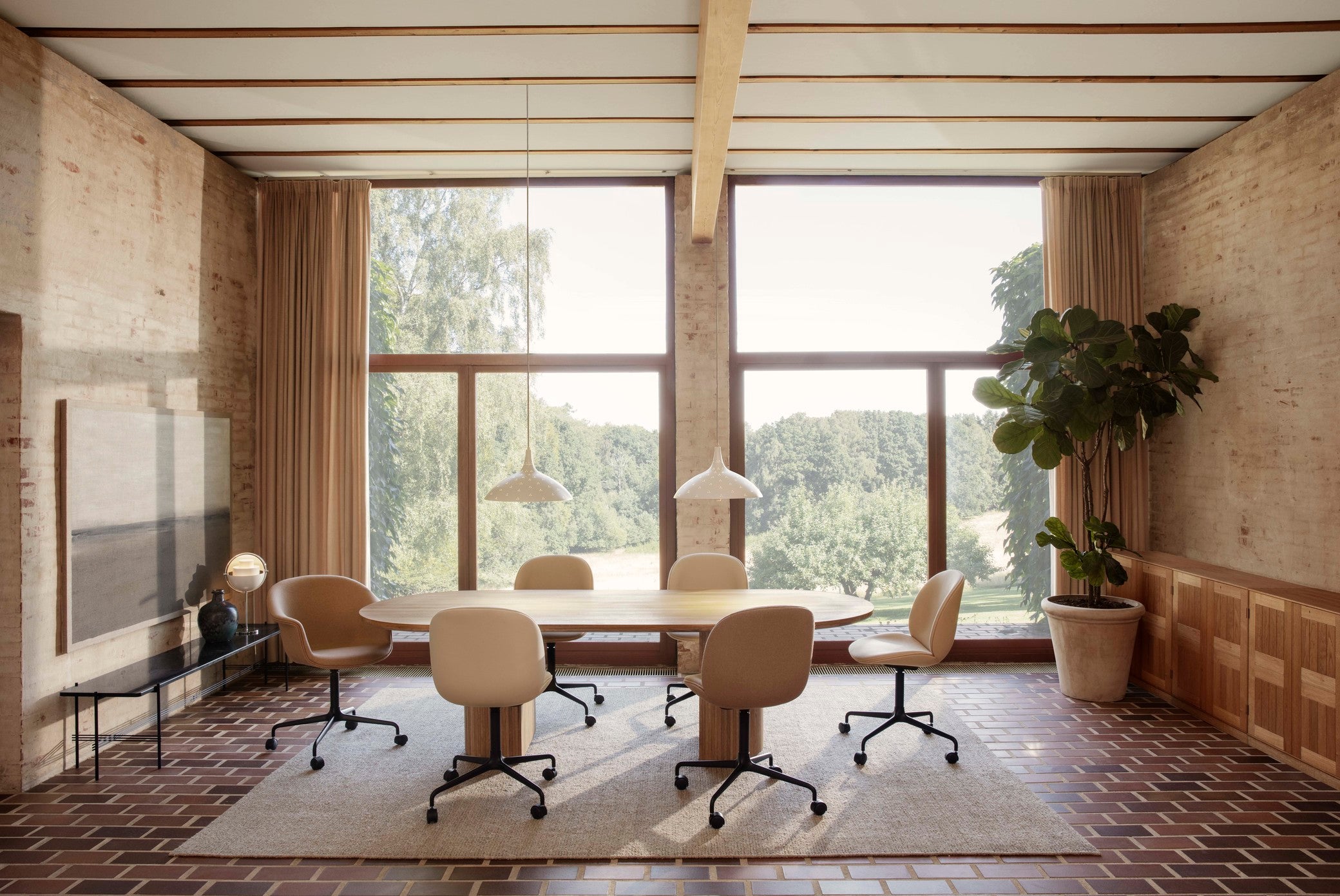 BEETLE upholstered office chair with oak wood