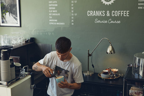 BESTLITE BL1 table lamp in brass with a porcelain shade