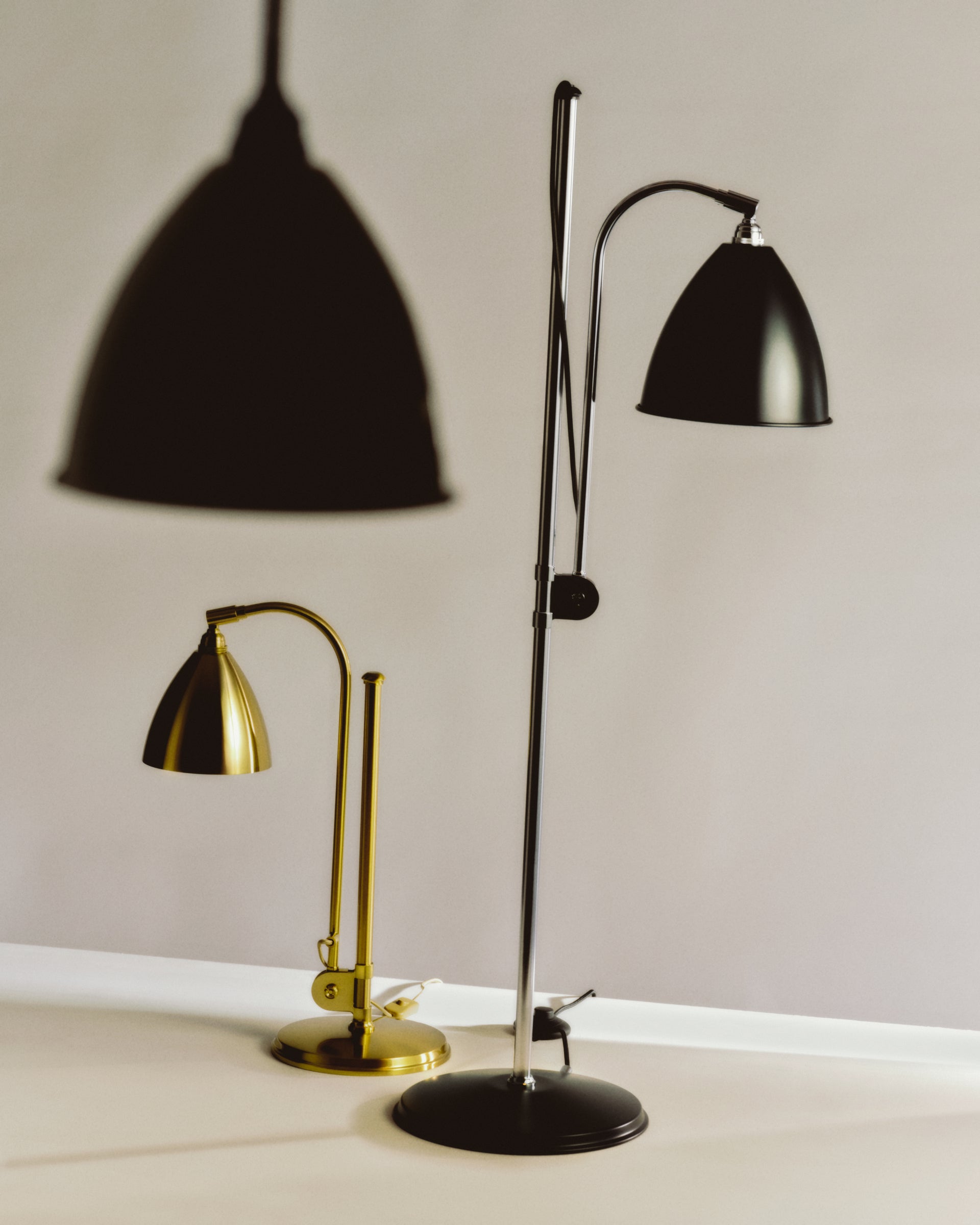BESTLITE BL1 table lamp in brass with a porcelain shade