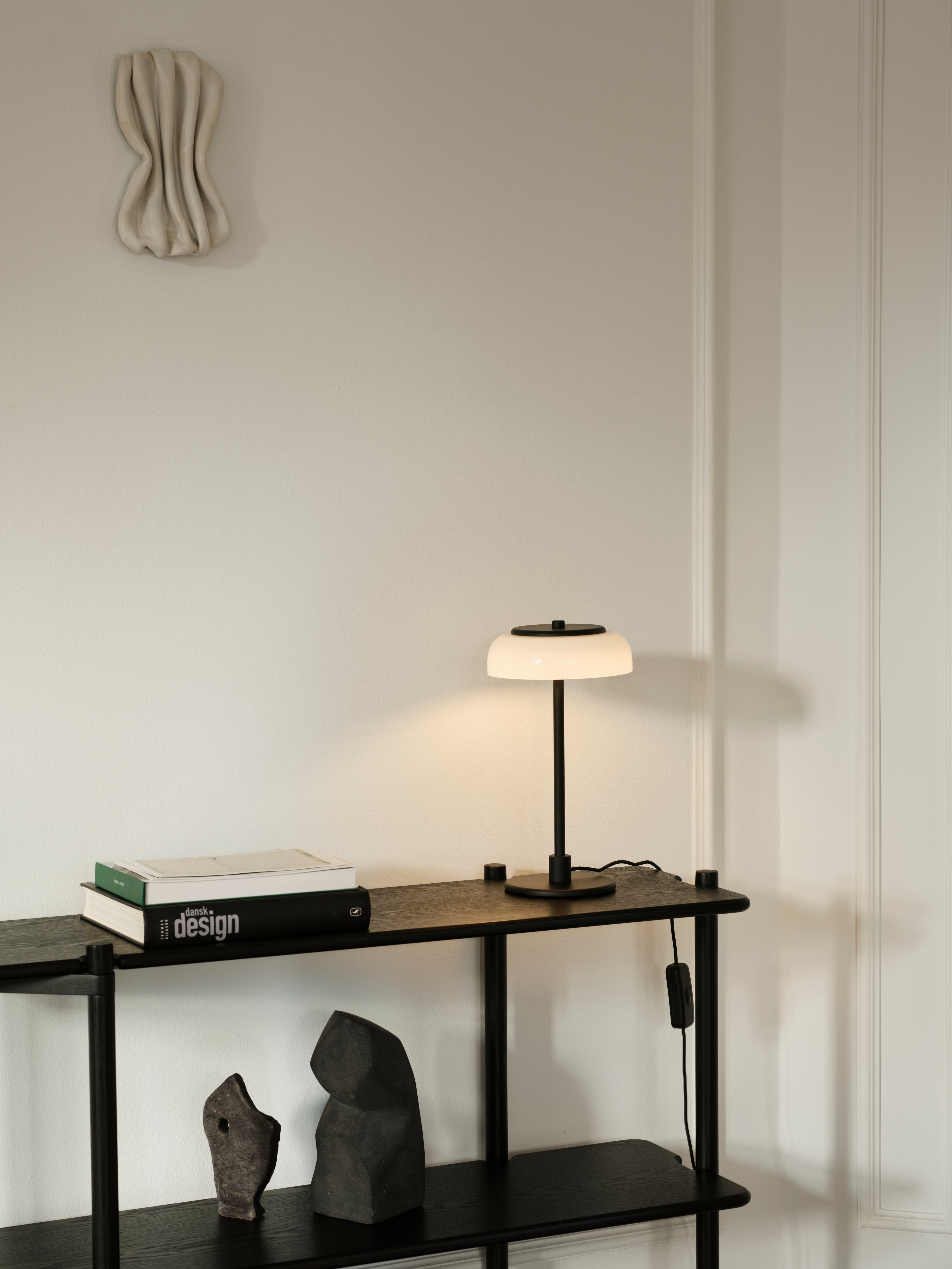 Stolná lampa BLOSSI čierna s opálovým sklom