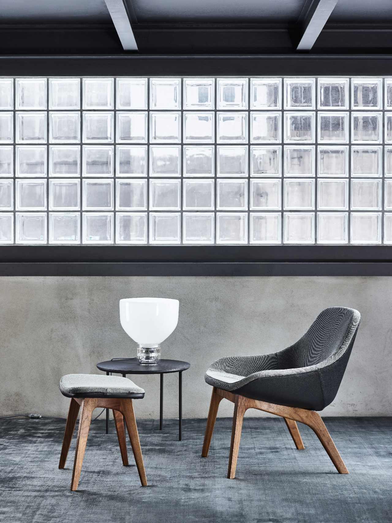 Stolná lampa LIGHTLINE s lesklým podstavcom