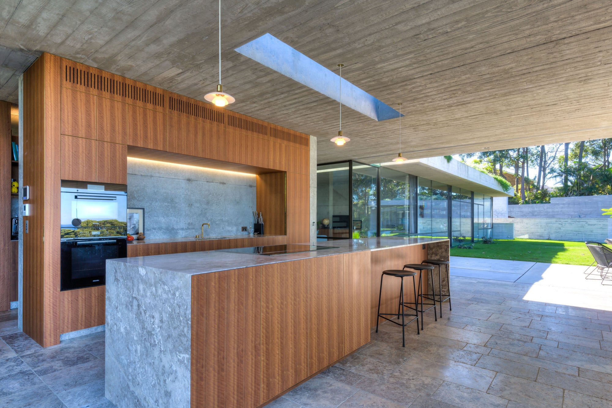 Závesná lampa PH 2/1 biela s mosadzným povrchom