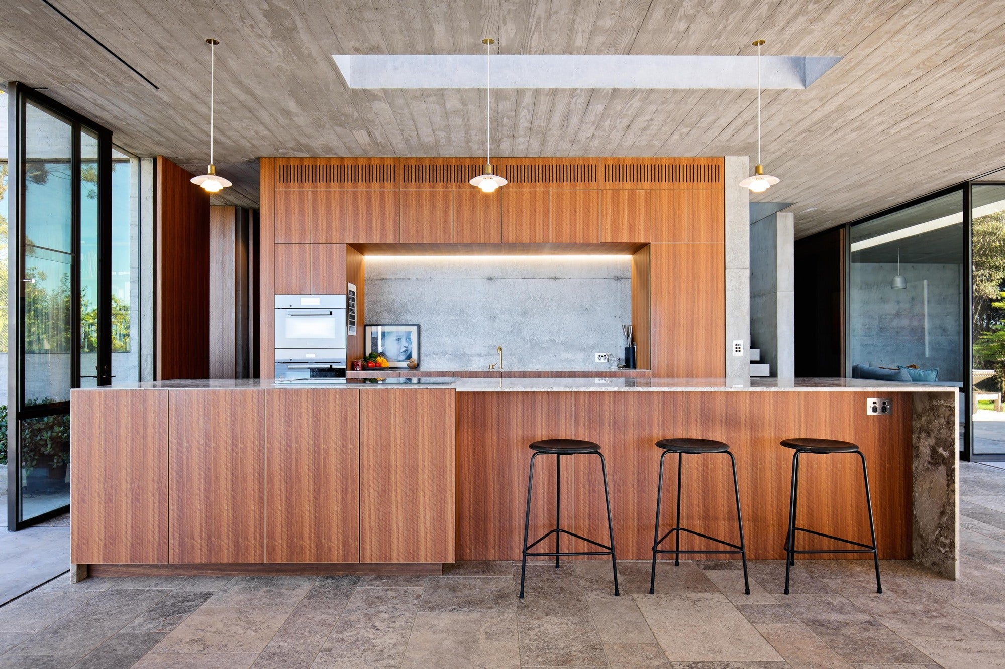 Závesná lampa PH 2/1 biela s mosadzným povrchom