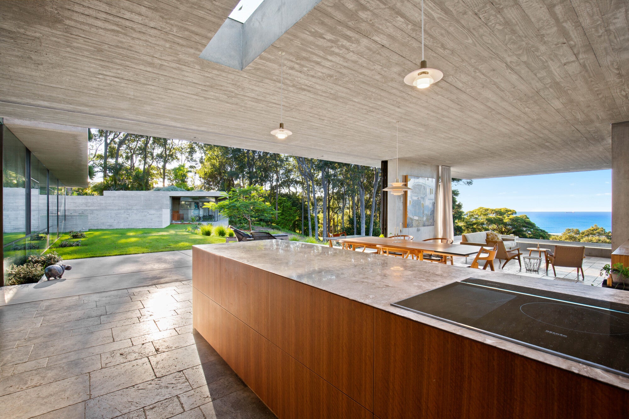 Závesná lampa PH 2/1 biela s mosadzným povrchom