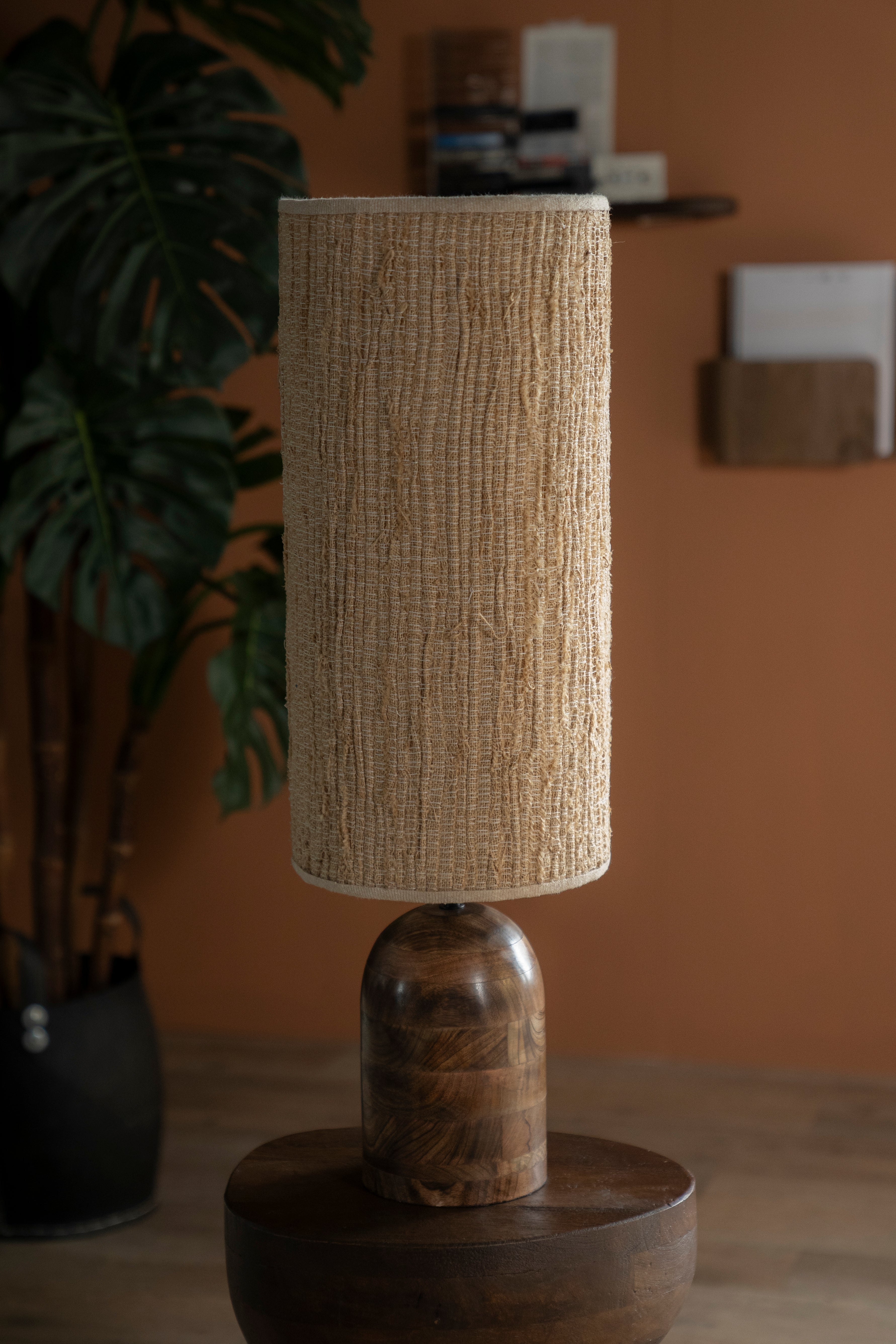 Stolná lampa GADJA juta s dreveným podstavcom