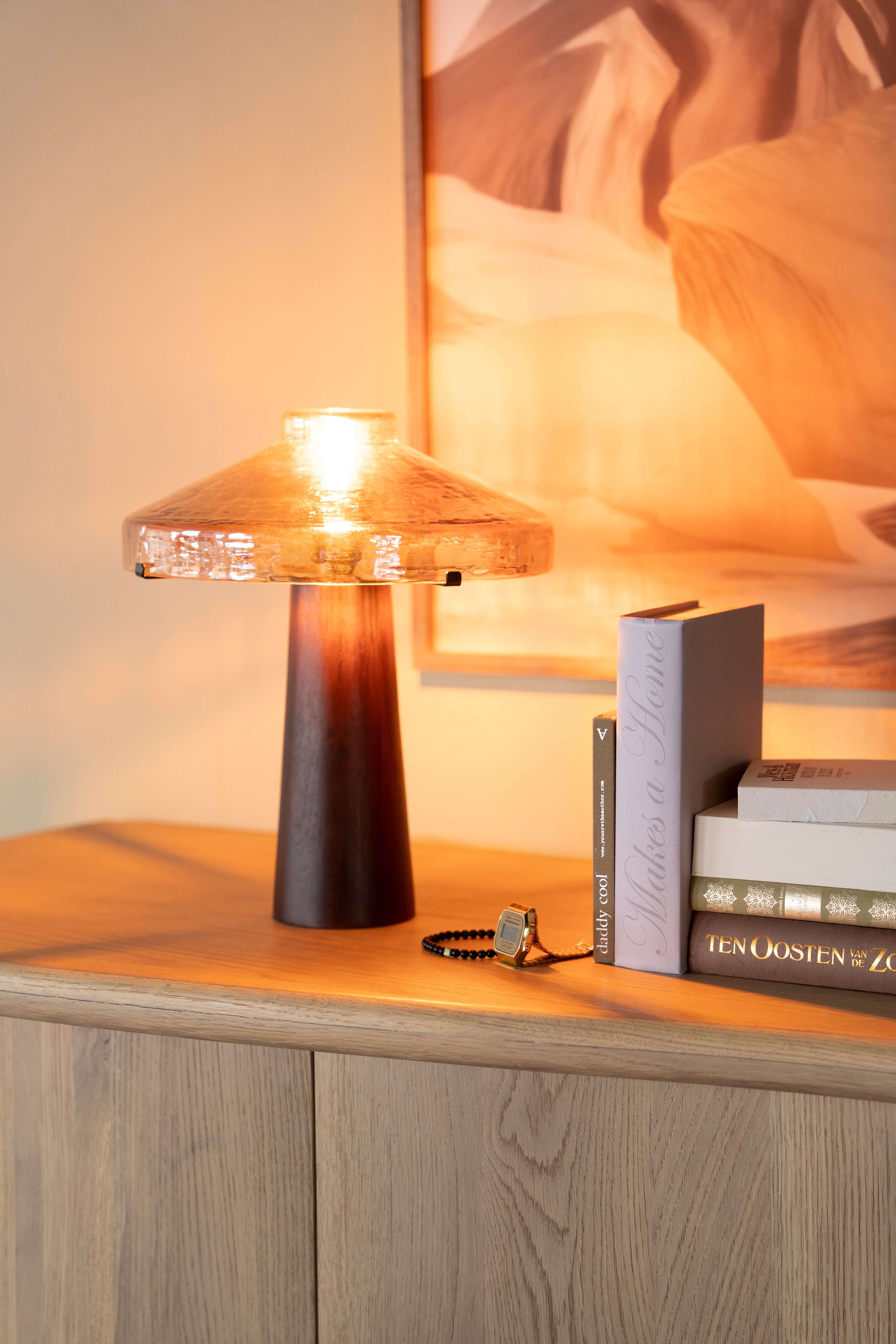 Stolná lampa DOME s drevenou základňou a skleneným tienidlom