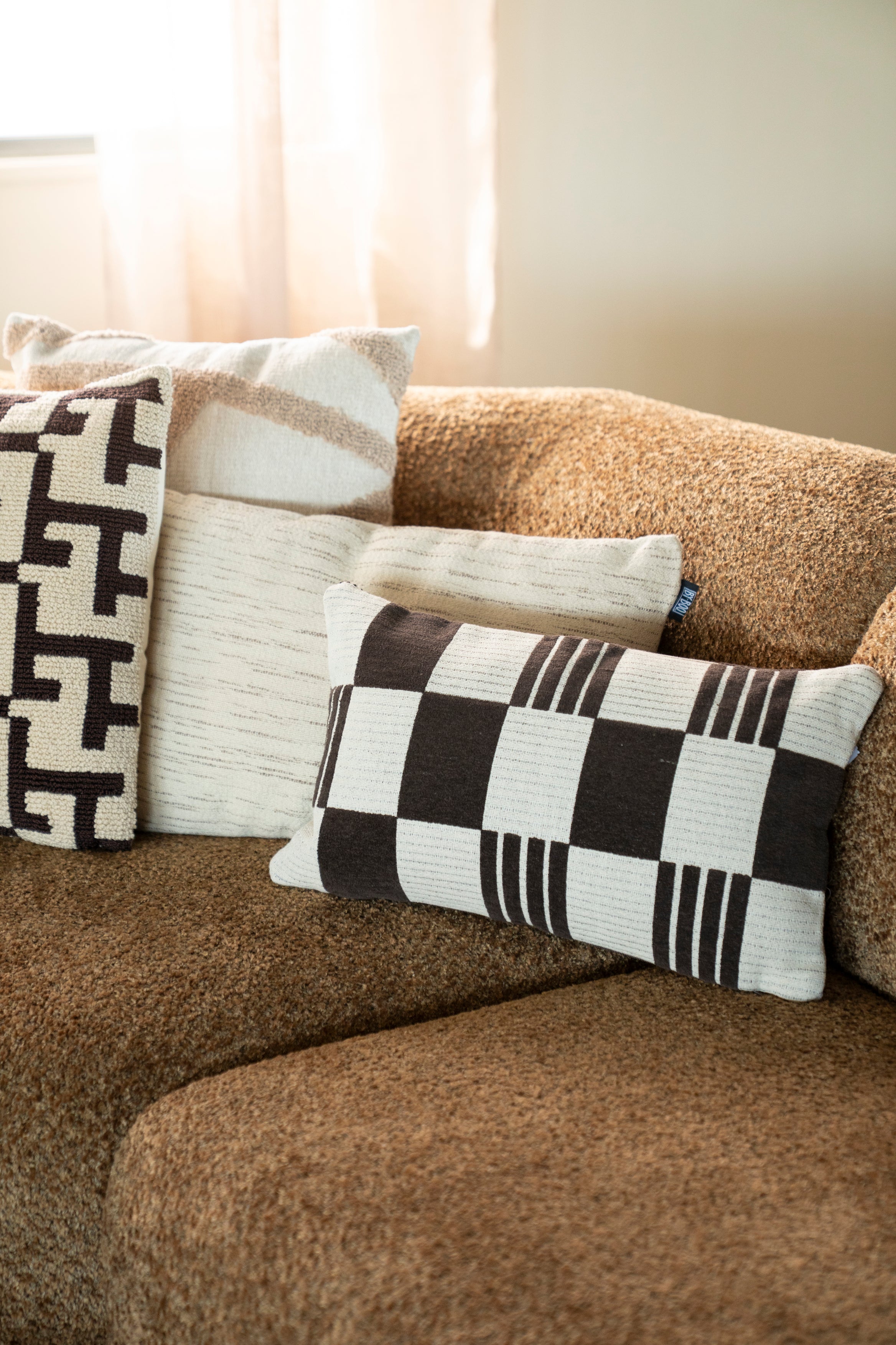 Vankúš TWIST hnedý s béžovým