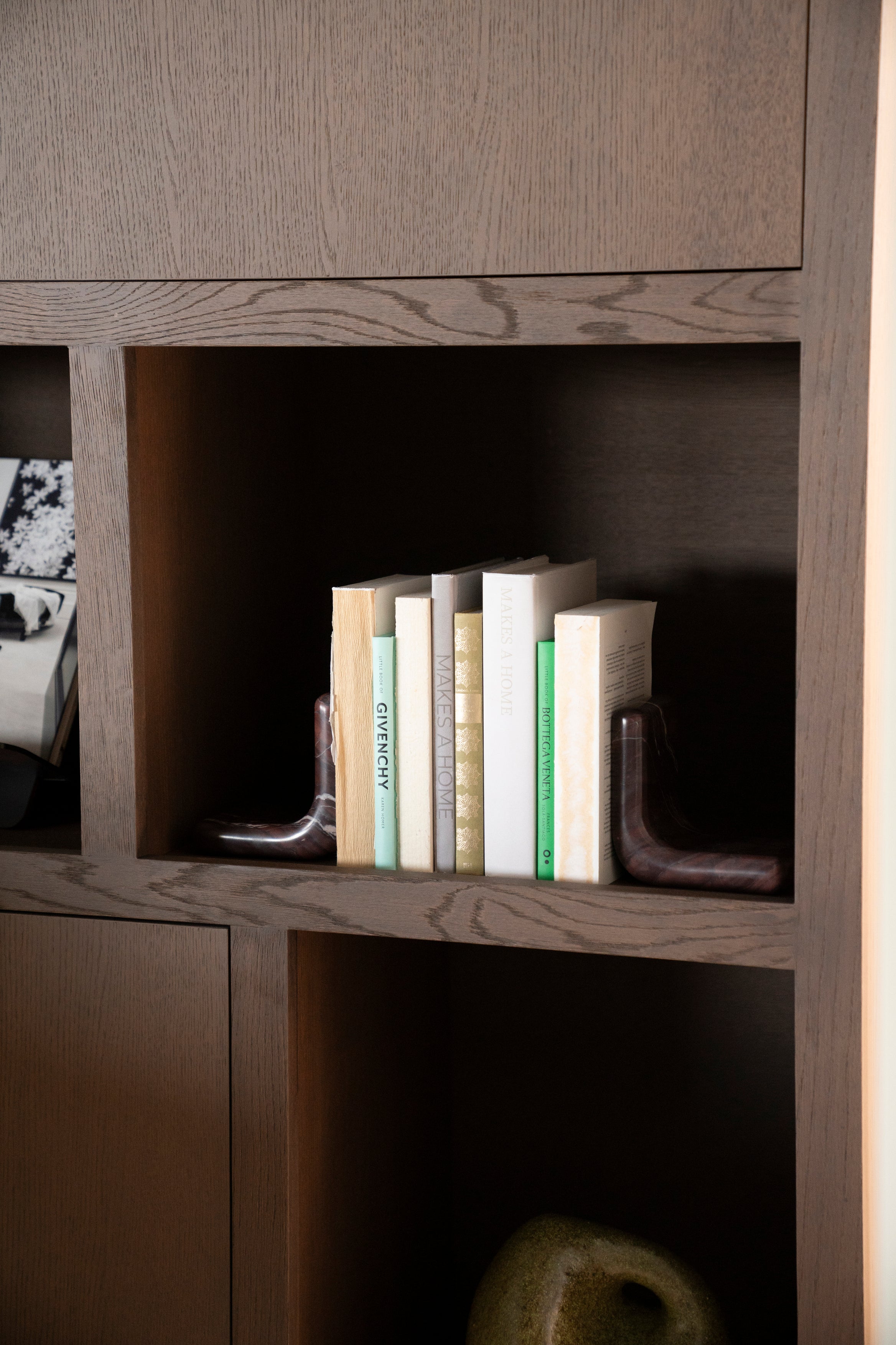 Podpora na knihy VERDE hnedý mramor