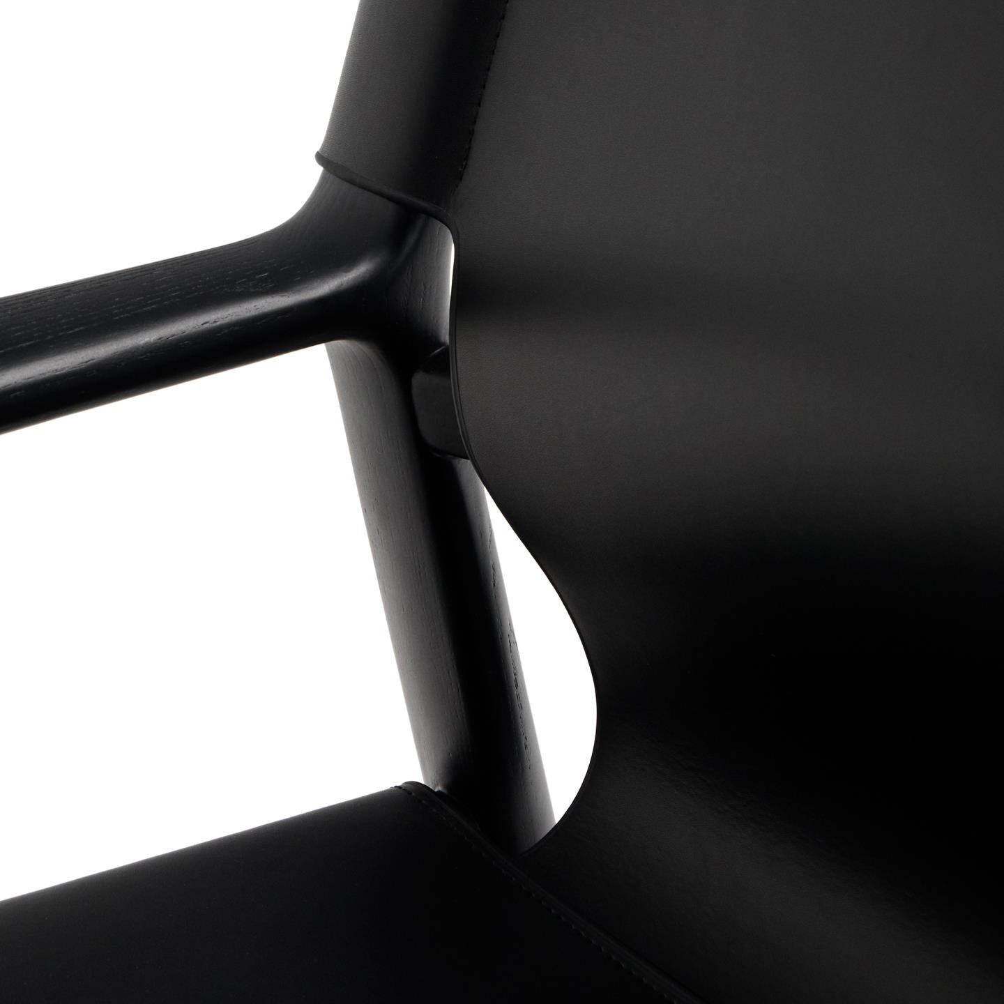JAN armchair in black recycled leather with black ash wood