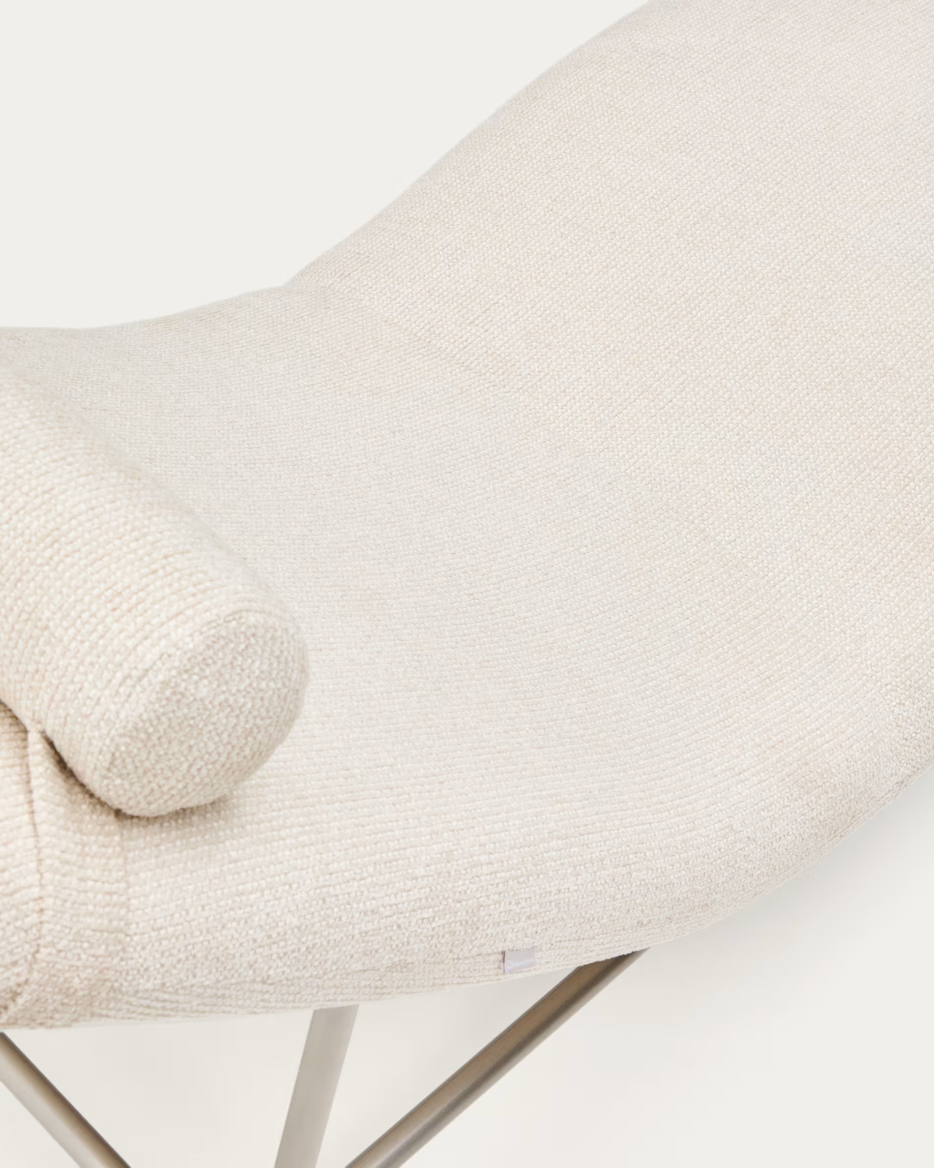 Szezlong OSLA béžový so strieborným podstavcom