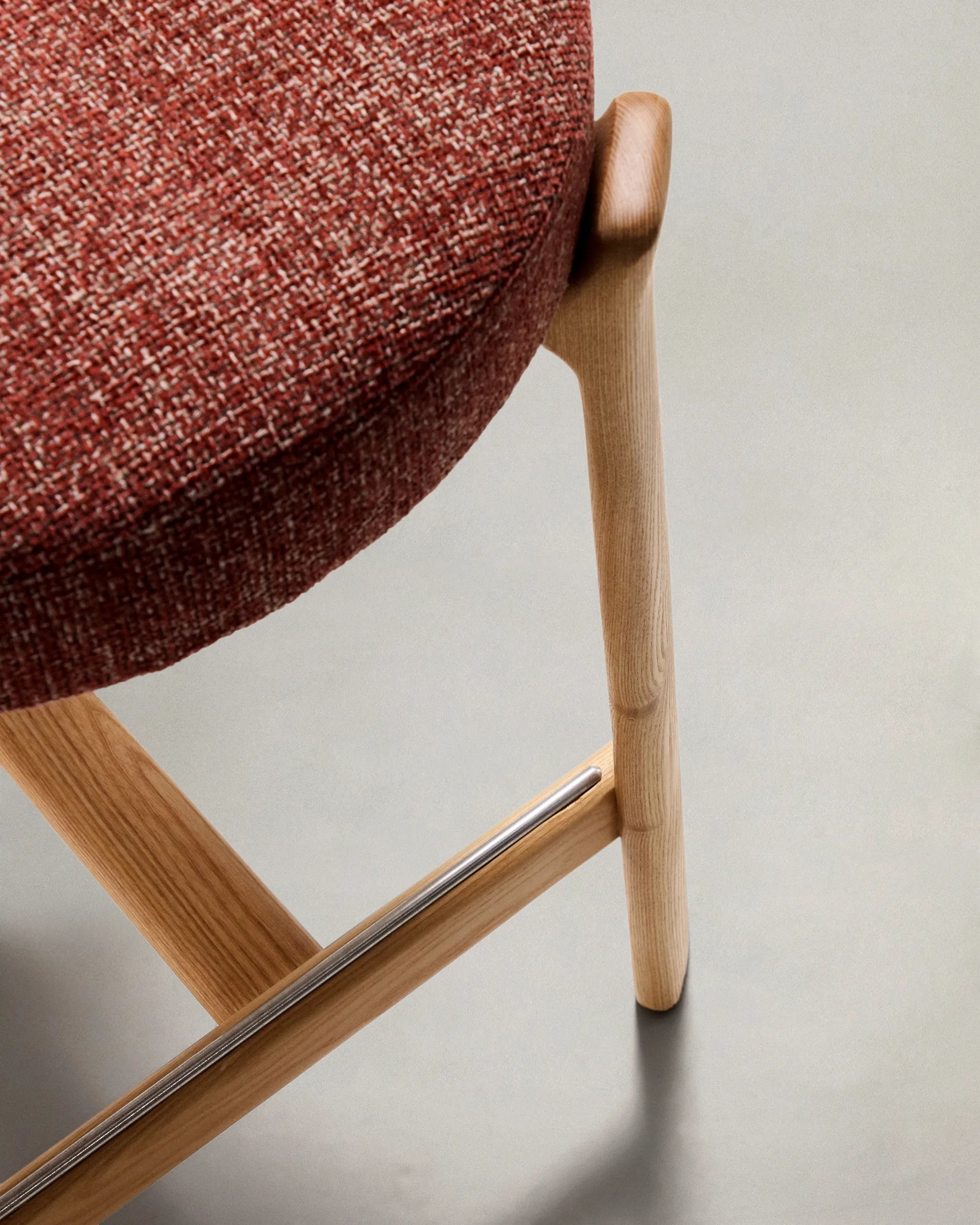 Hoker GRANITE červený szenil s jaseňovou základňou