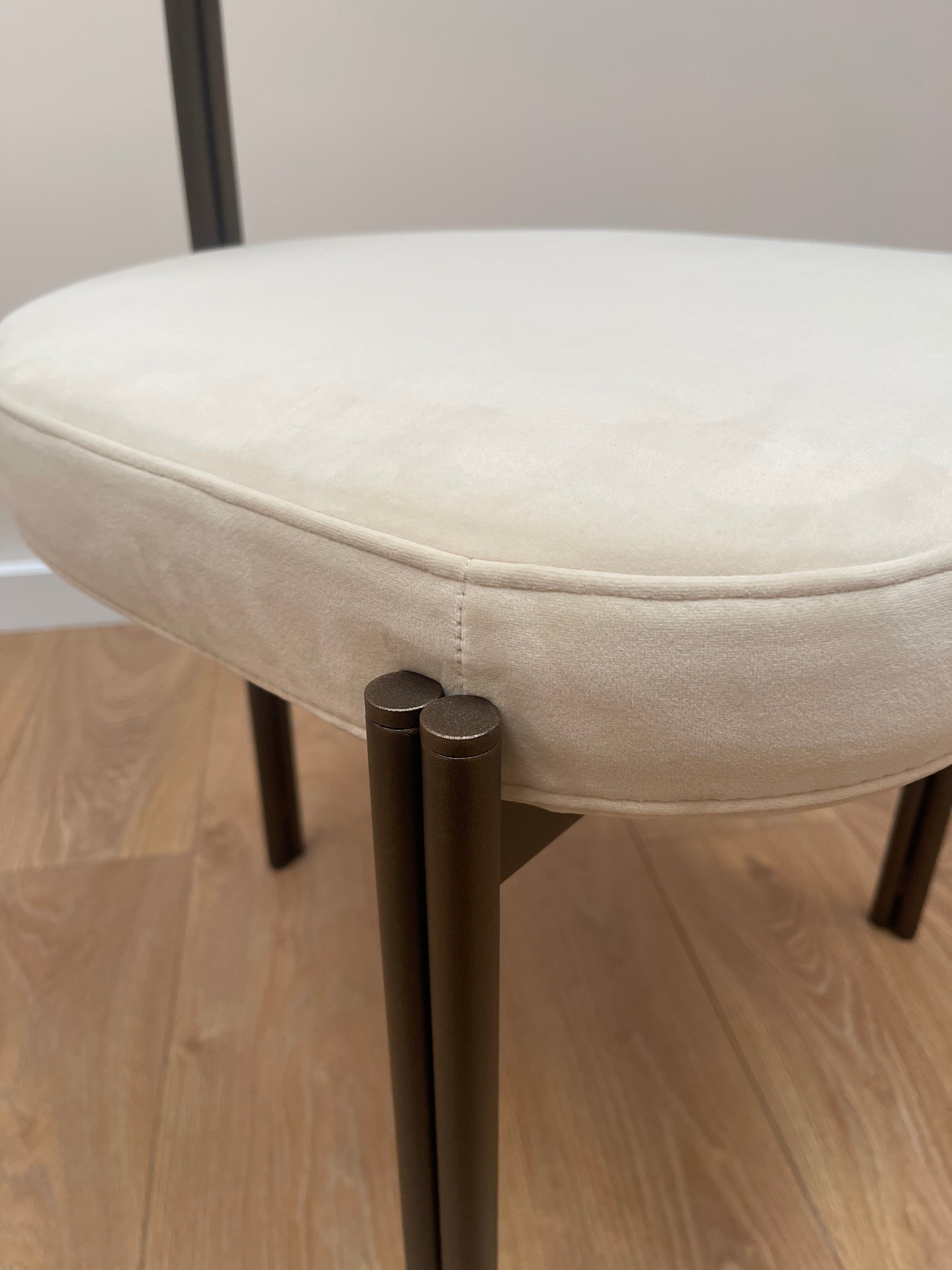 Sametová stolička CAILLOU béžová - po výstave