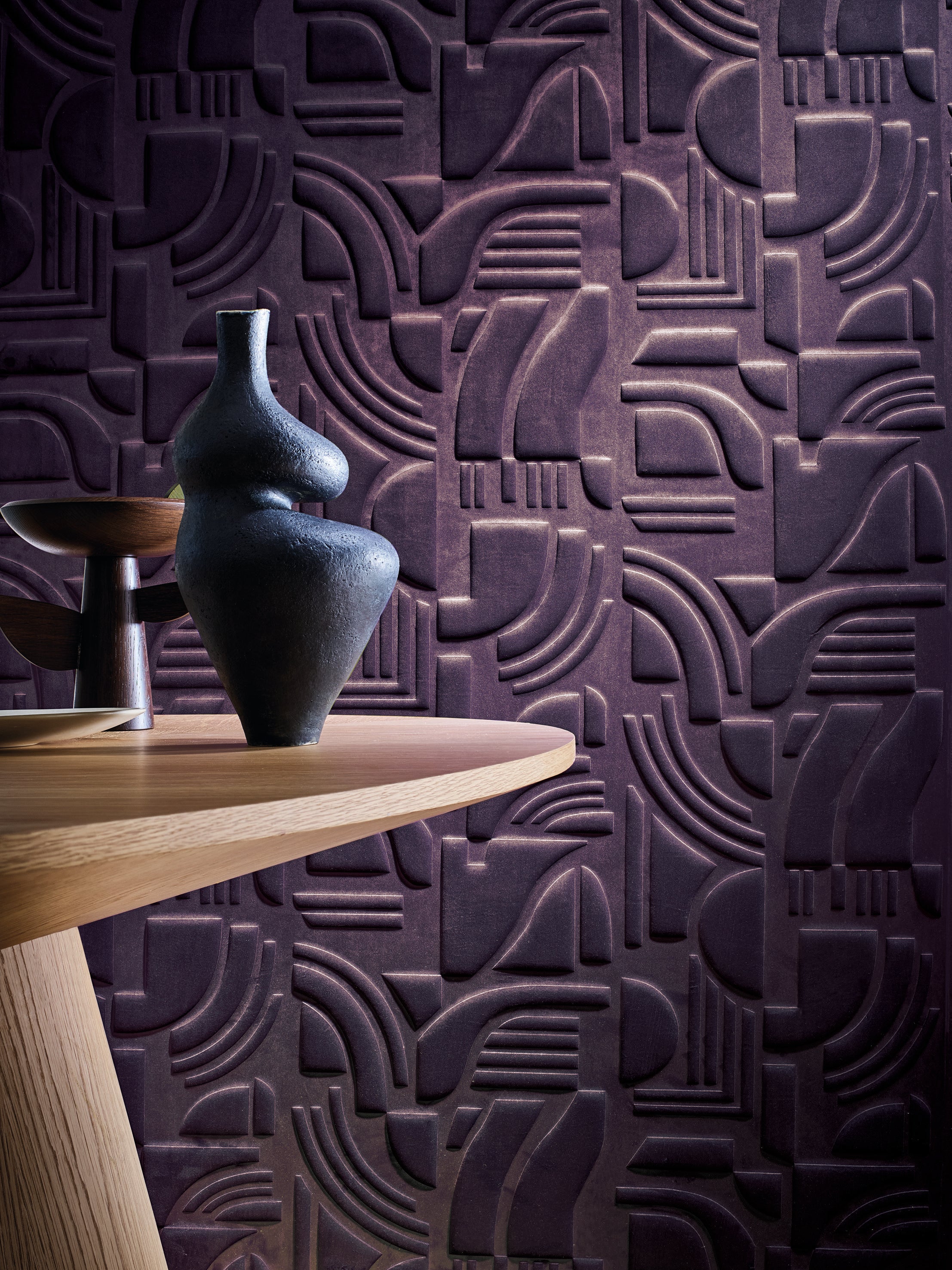 Structural textile wallpaper with geometric pattern ARCANE - AUBERGINE burgundy