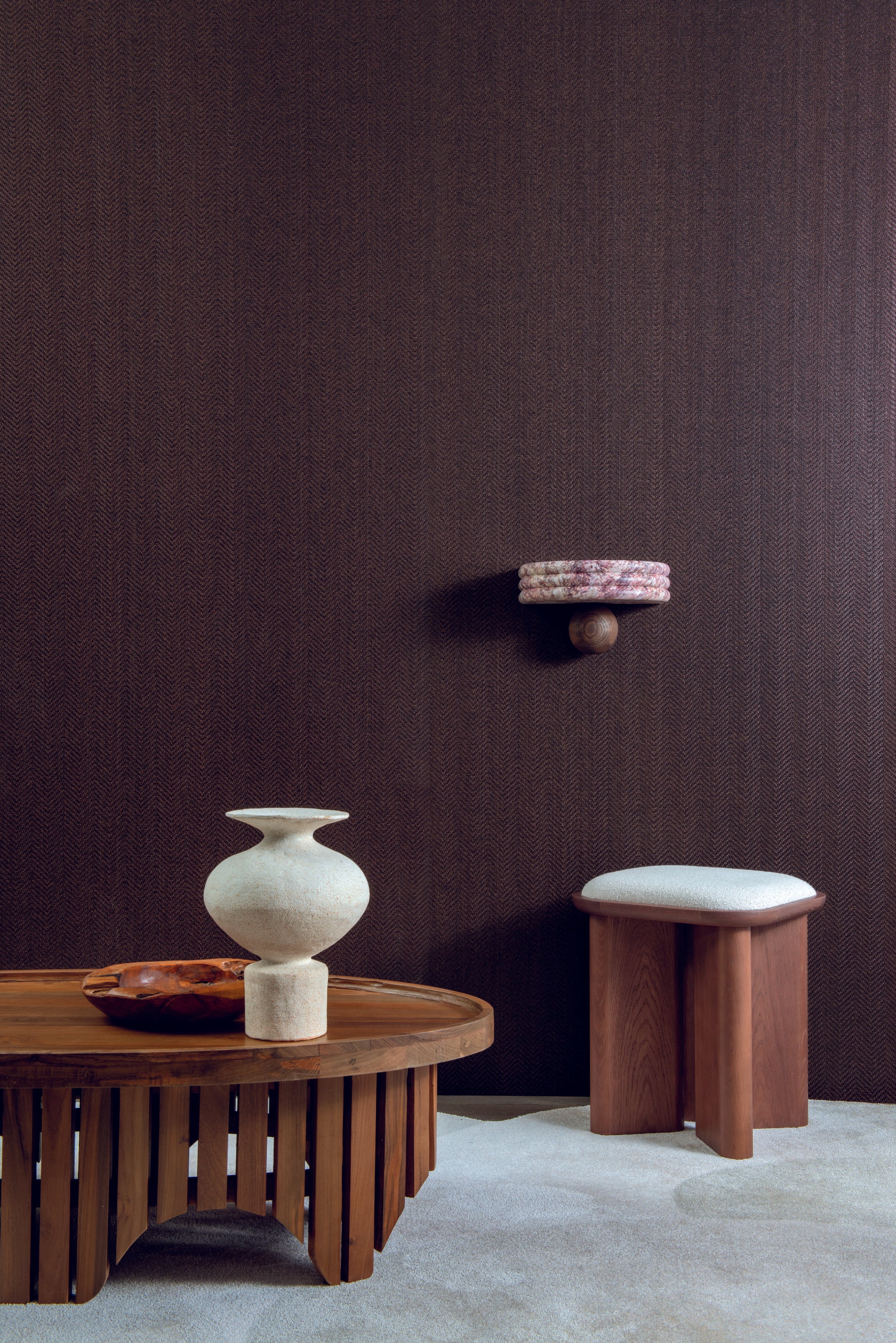 Structural paper wallpaper in herringbone pattern imitating raffia KASANE - DARK GREEN kaki