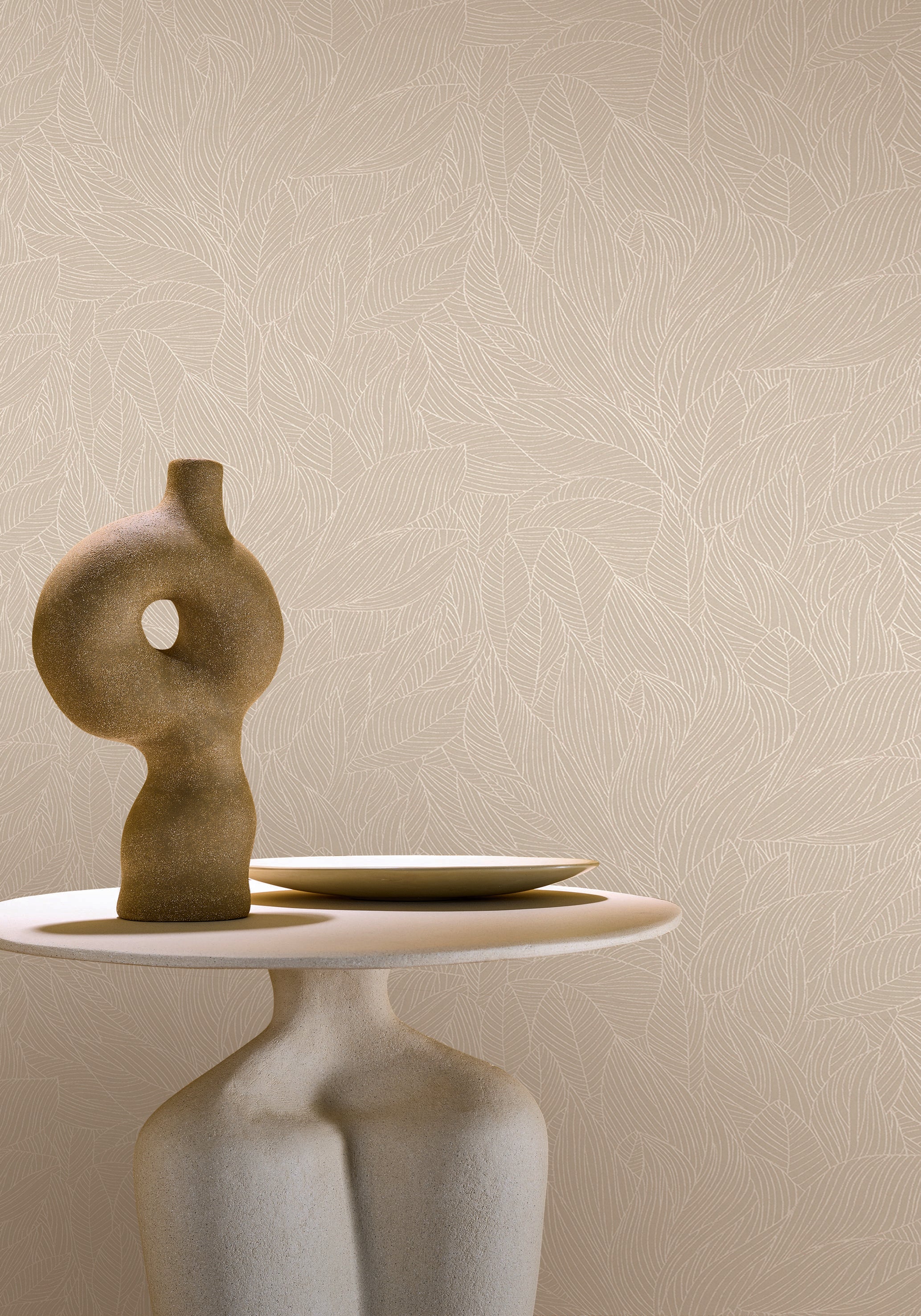 Wallpaper with a plant motif of leaves featuring a metallic effect HOSTA - GLACÉ/NACRÉ beige with a pearlescent finish