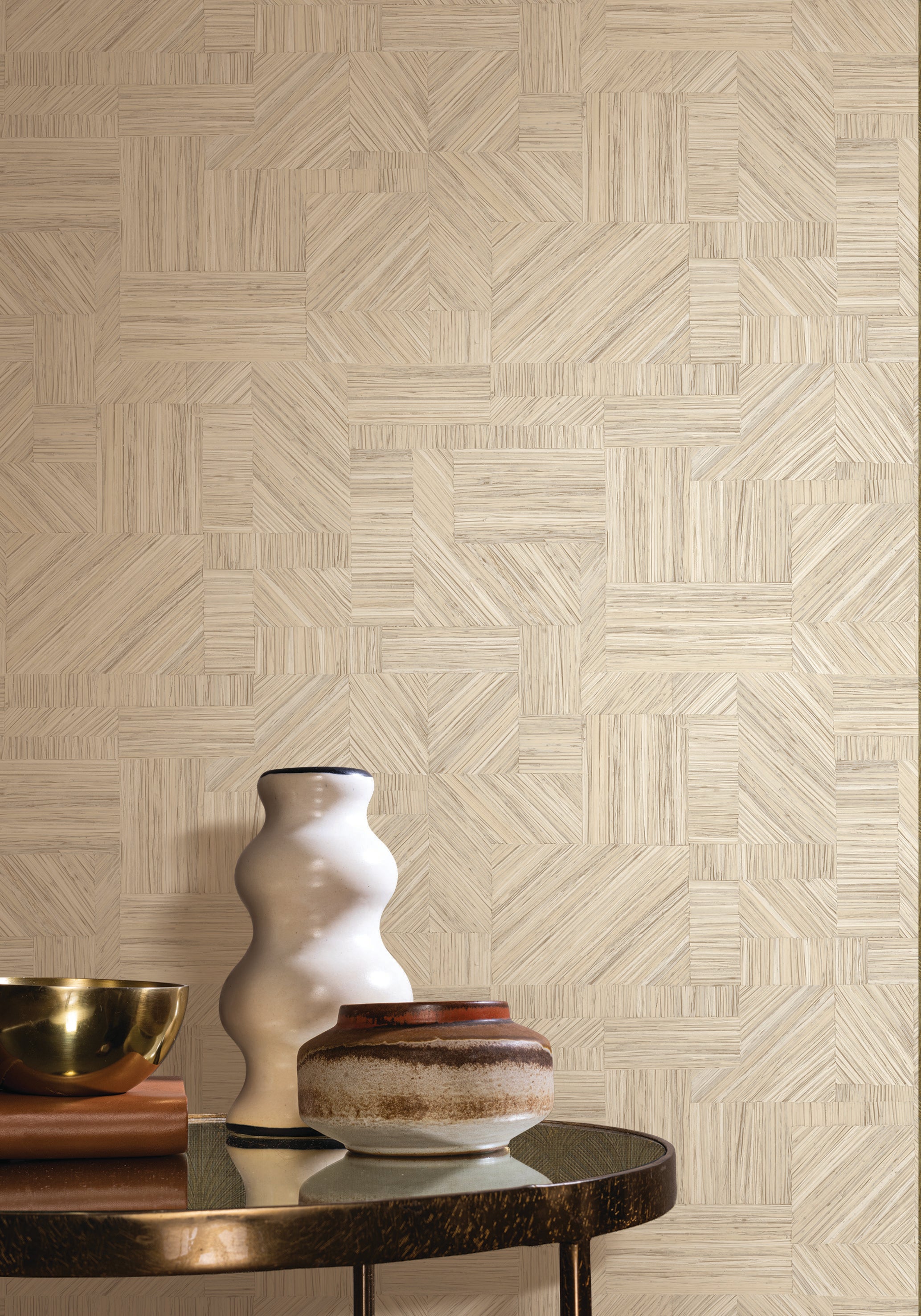 Štruktúrna geometrická tapeta napodobňujúca slamenný patchwork IMBRICATION - PAILLE tmavobéžová