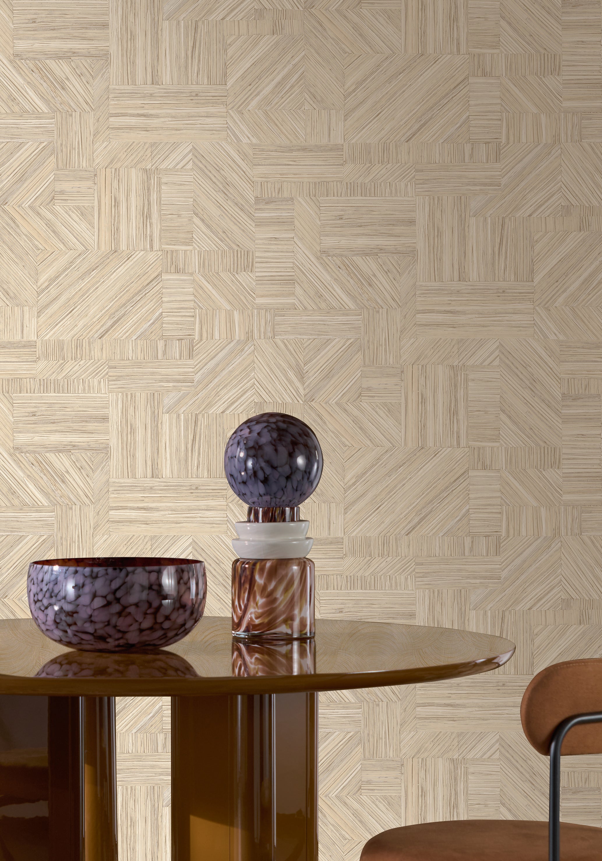 Štruktúrna geometrická tapeta napodobňujúca slamenný patchwork IMBRICATION - PAILLE tmavobéžová