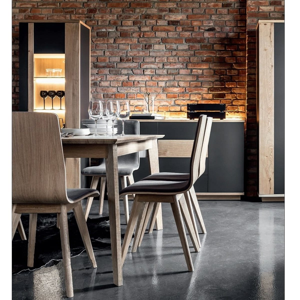 Stolička CLEO A-1603 s drevenou základňou