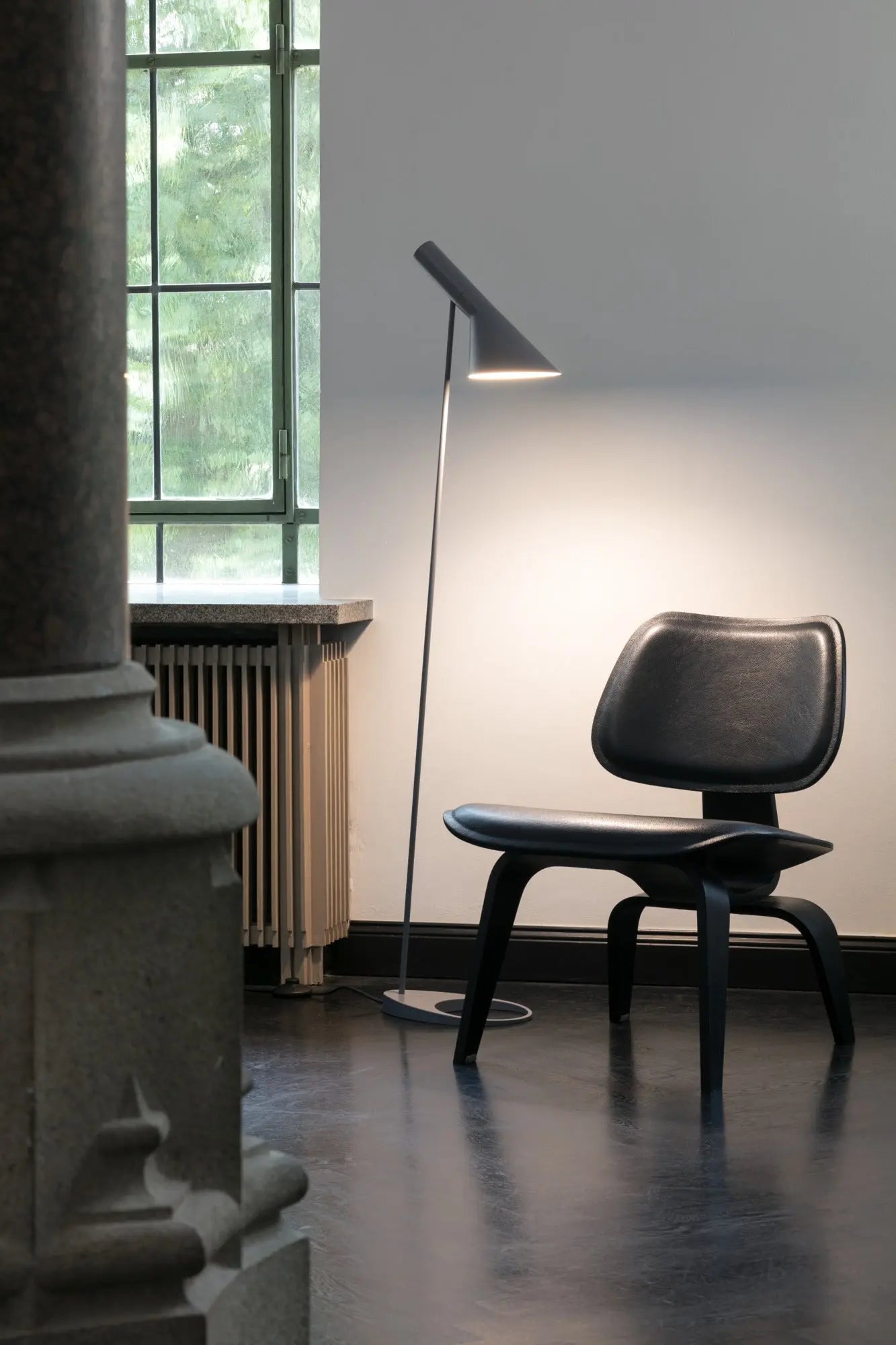 Lampa podłogowa AJ ciepły szary – Louis Poulsen