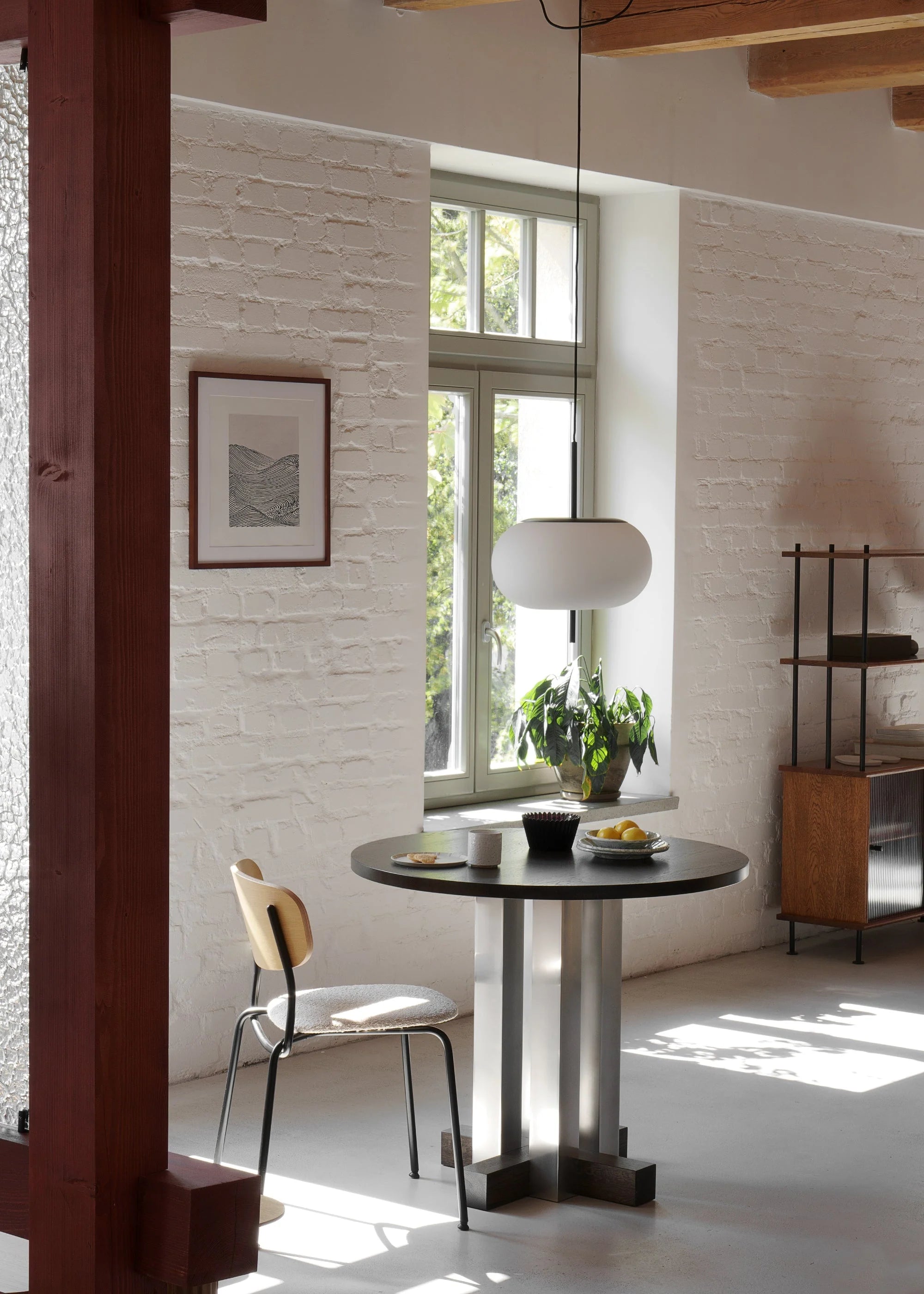 CRUZ round table in aluminum with oak wood