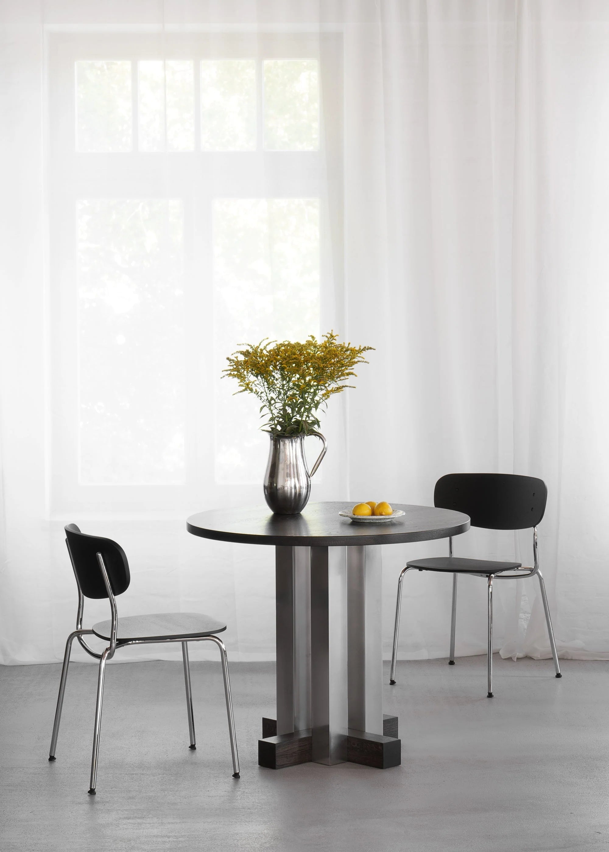 CRUZ round table in aluminum with oak wood