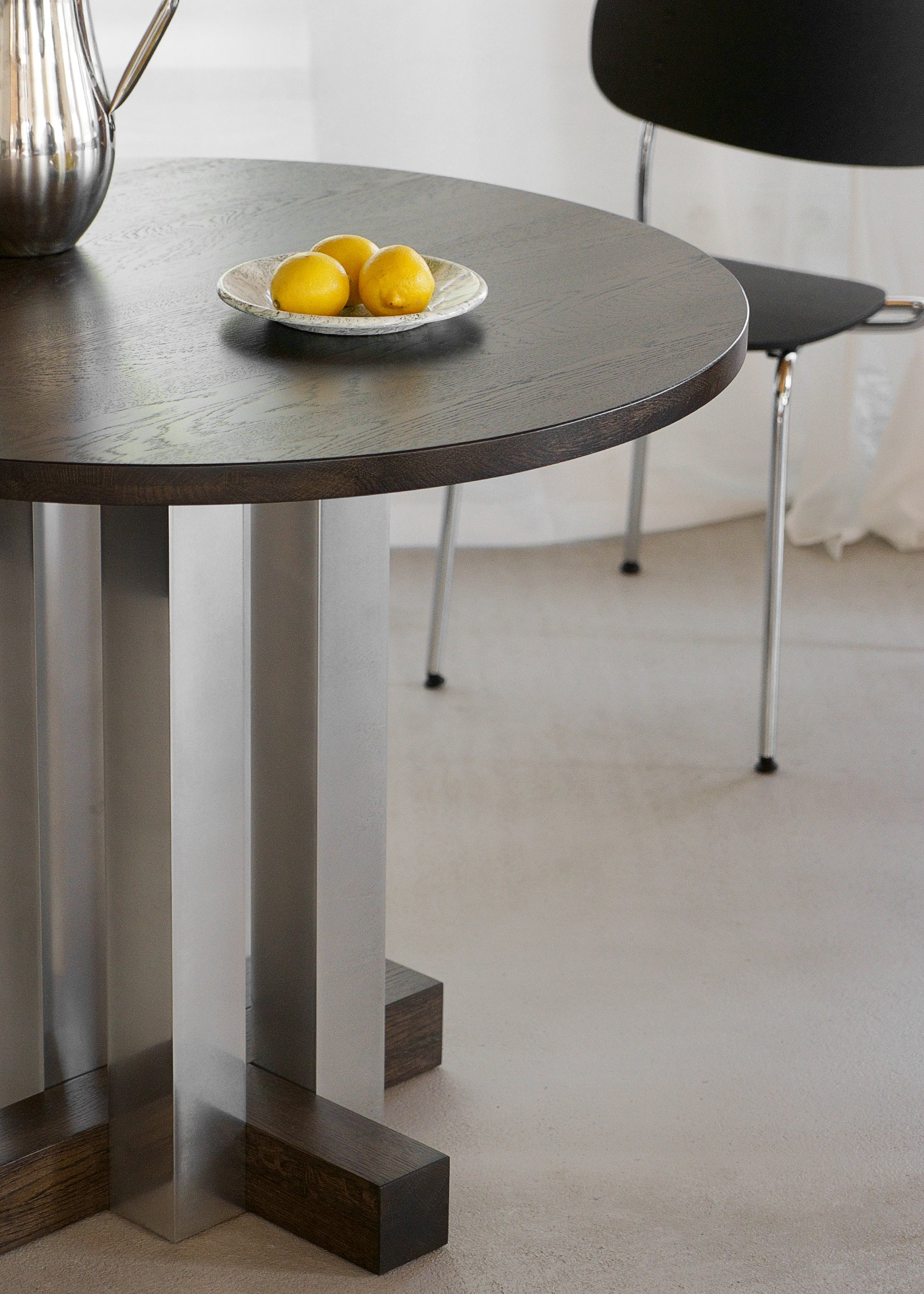 CRUZ round table in aluminum with oak wood