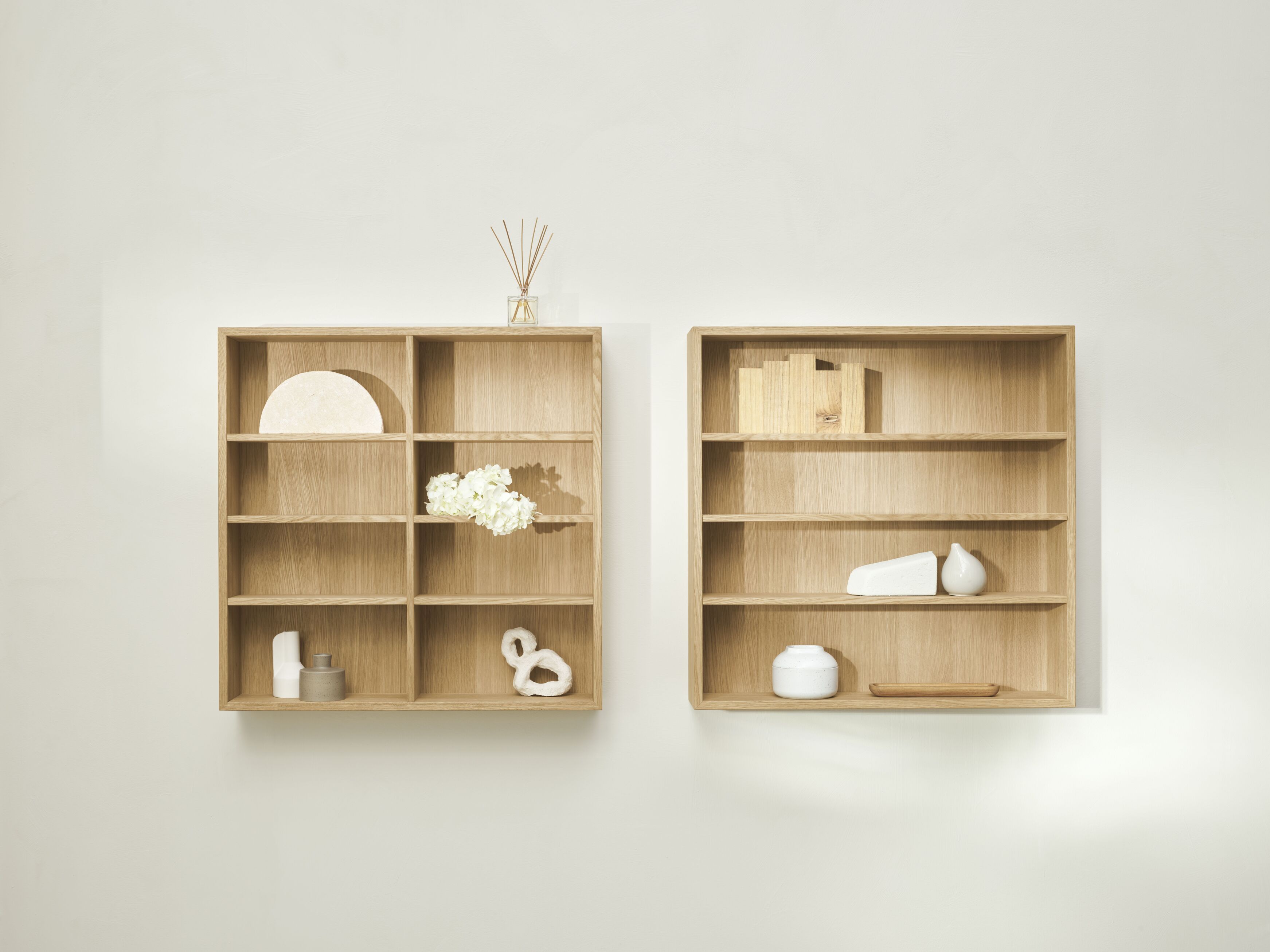 Polica DISPLAY CASE dubaový dyha