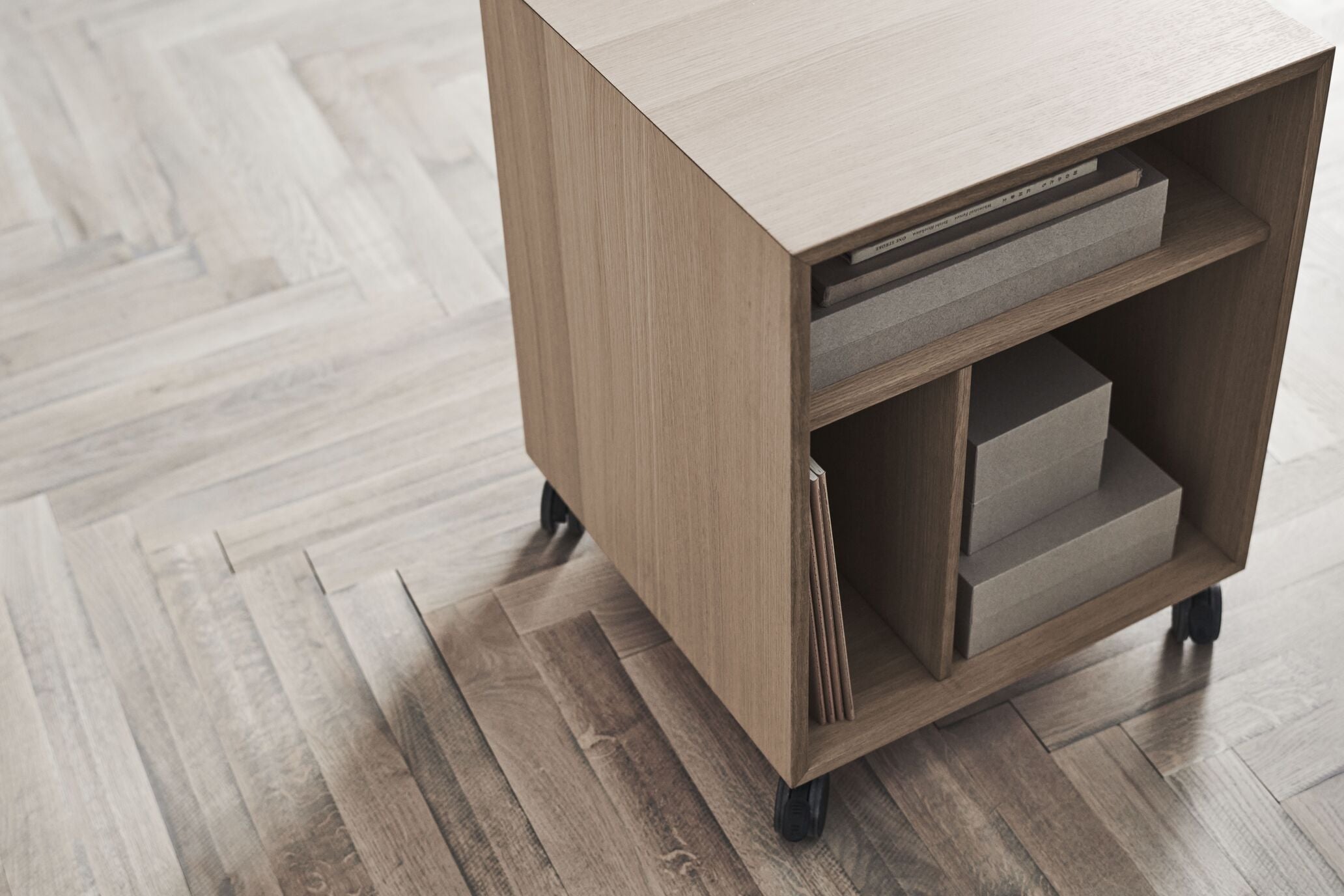 Biela skrinka na kolieskach CASE