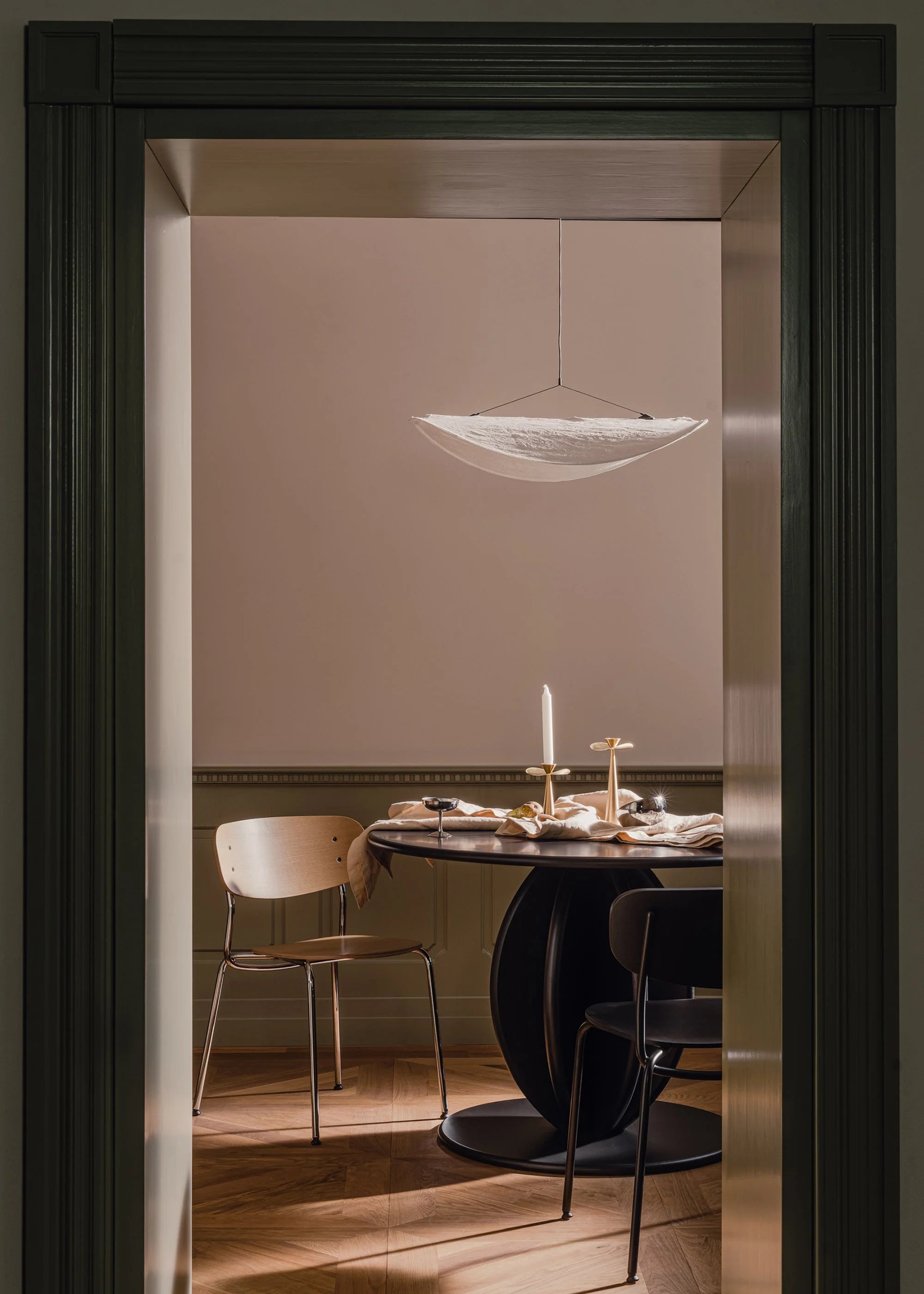 Stolička SPLOT z dubového dreva s chrómovým podstavcom