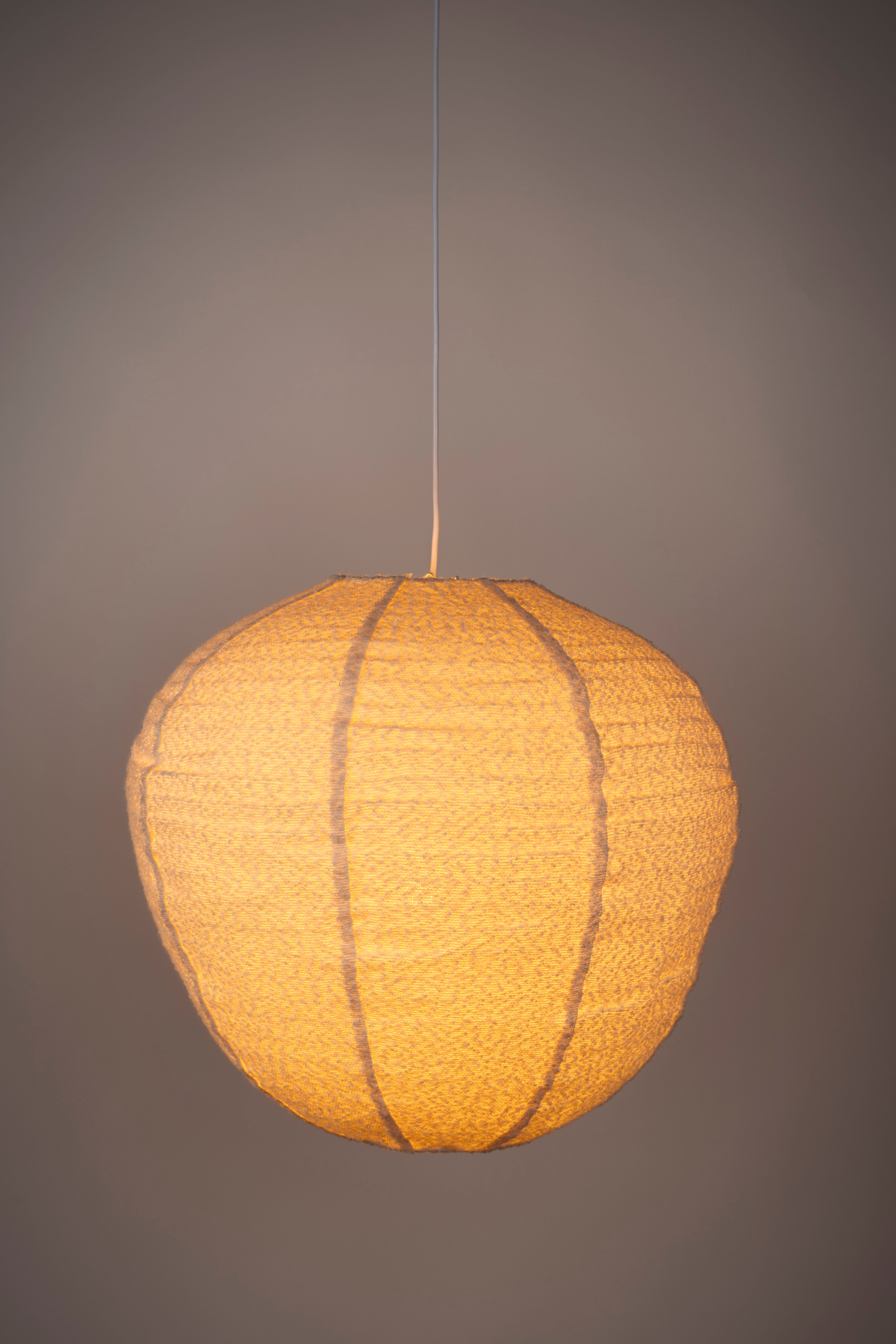 Lampa visiacá COCOON krémový bouclé