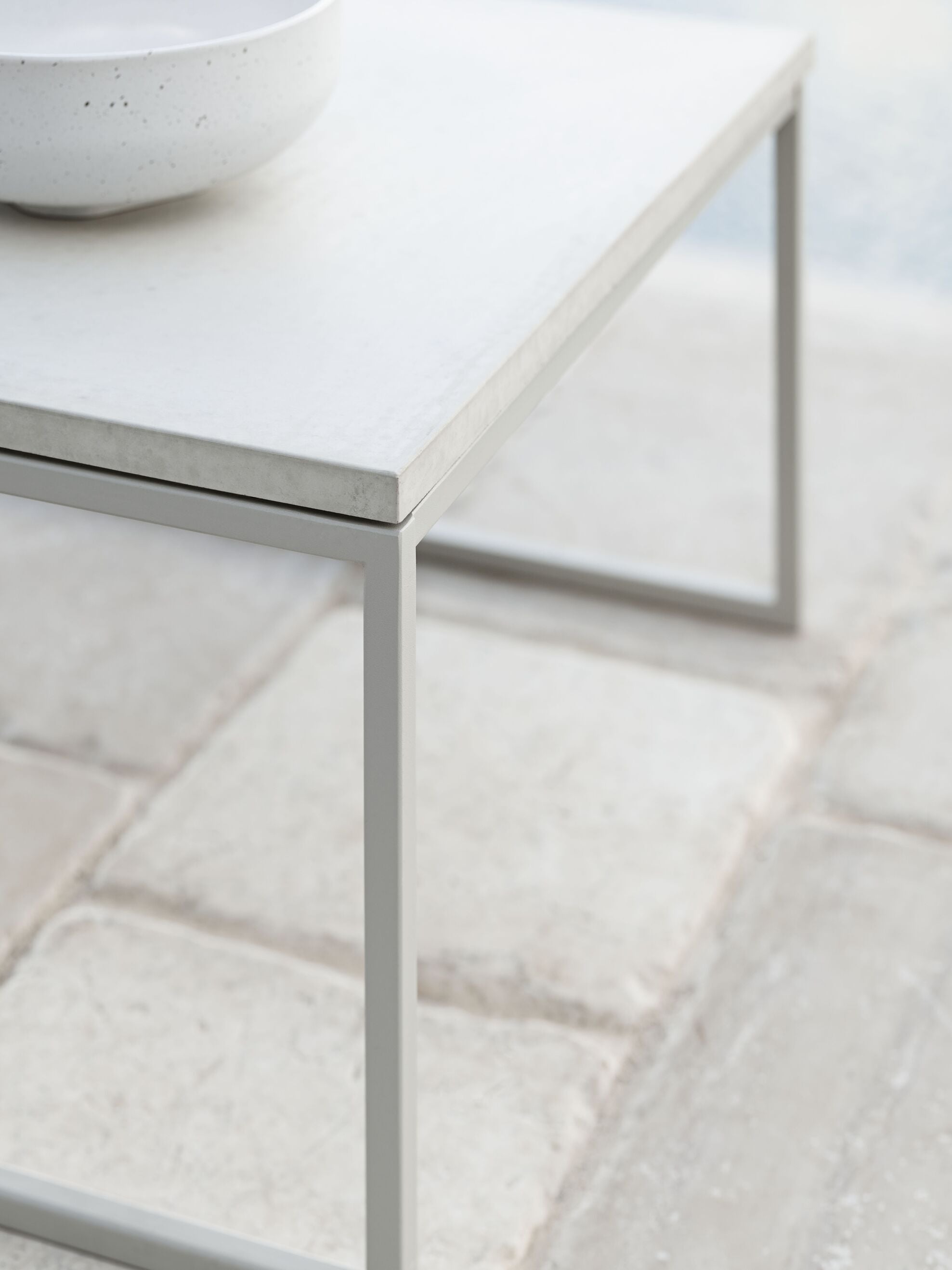 Záhradný konferenčný stolík COMO s drevenou doskou a šedým podstavcom