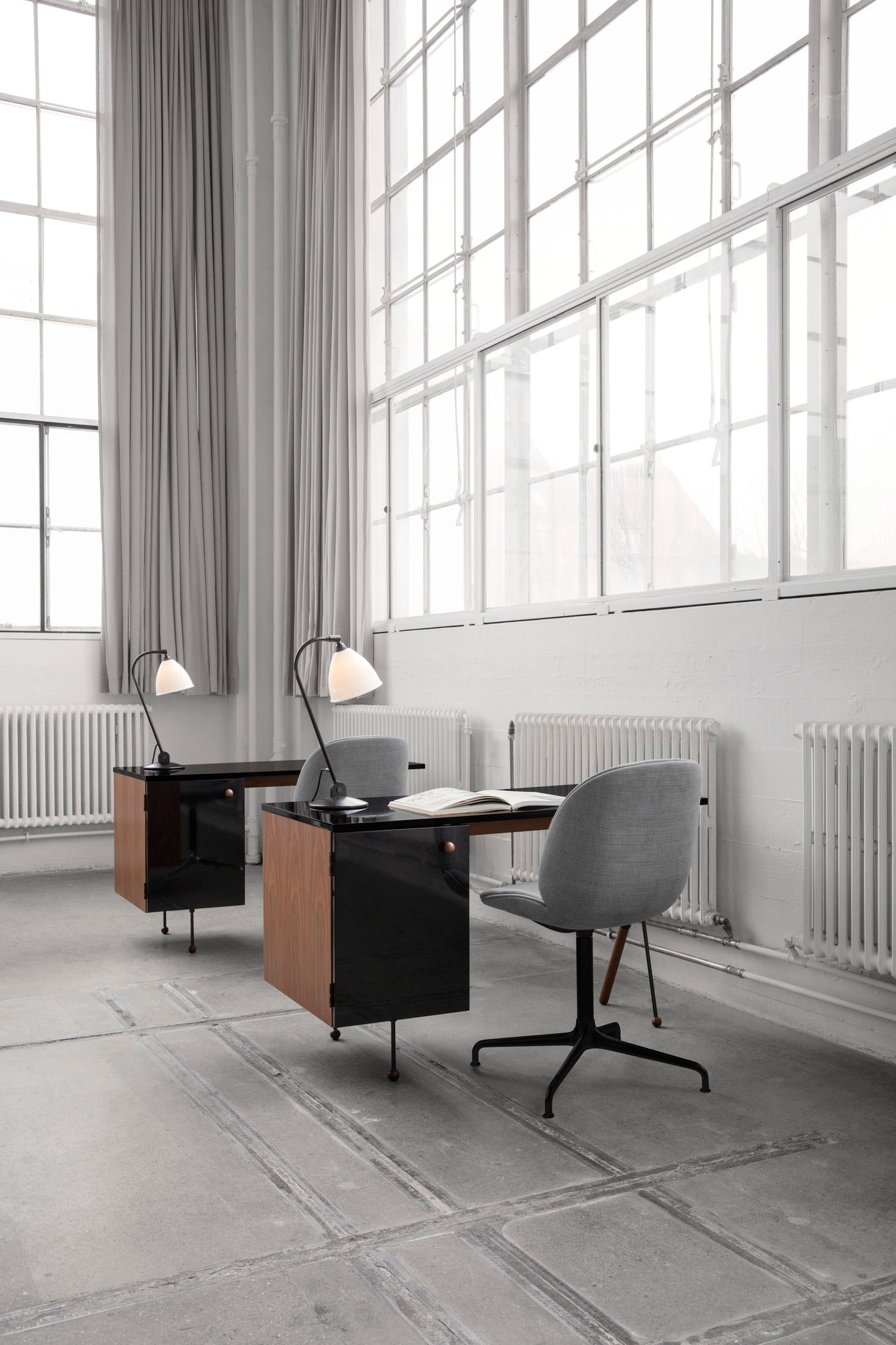 BEETLE upholstered office chair with oak wood