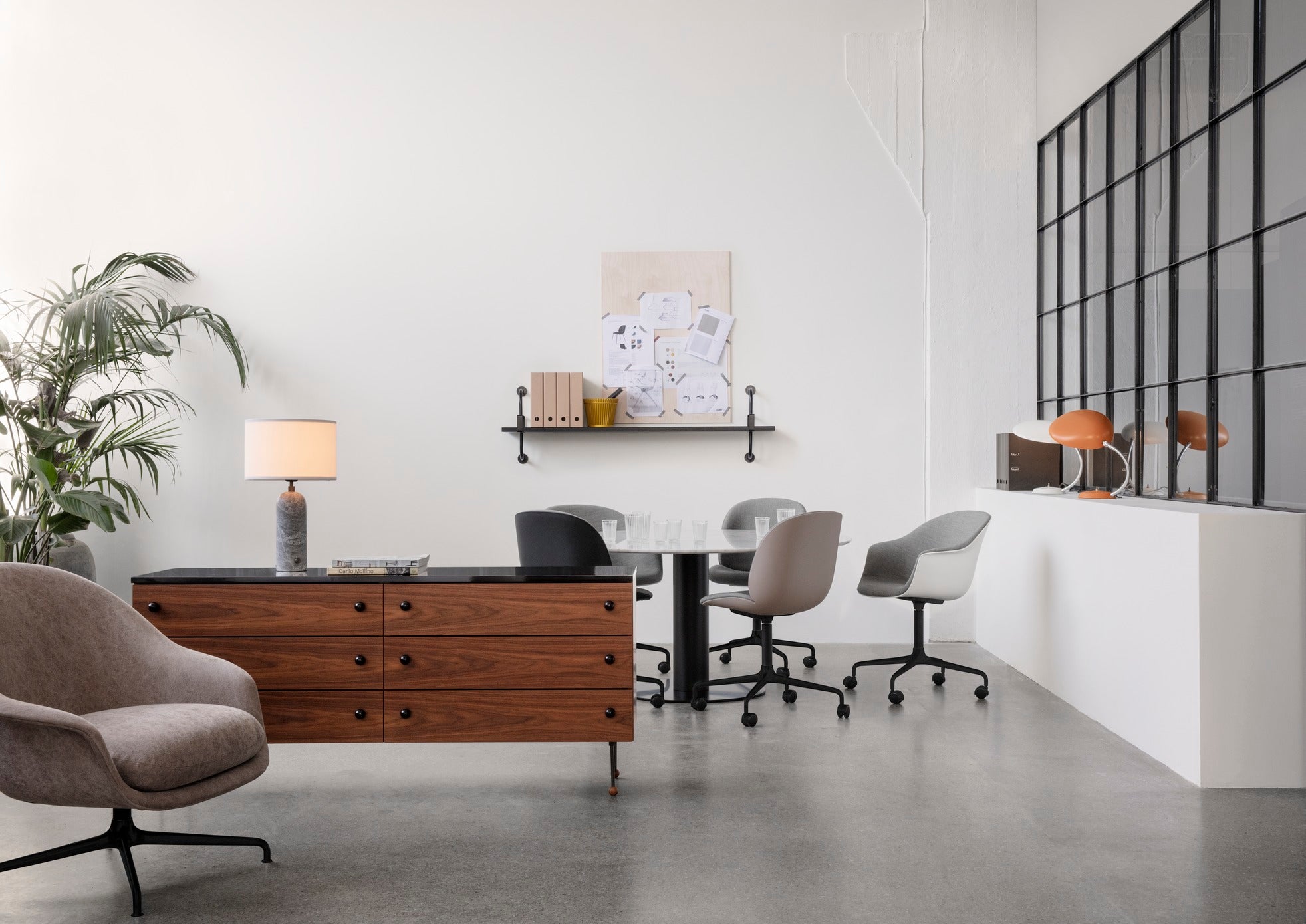 BEETLE upholstered office chair with oak wood