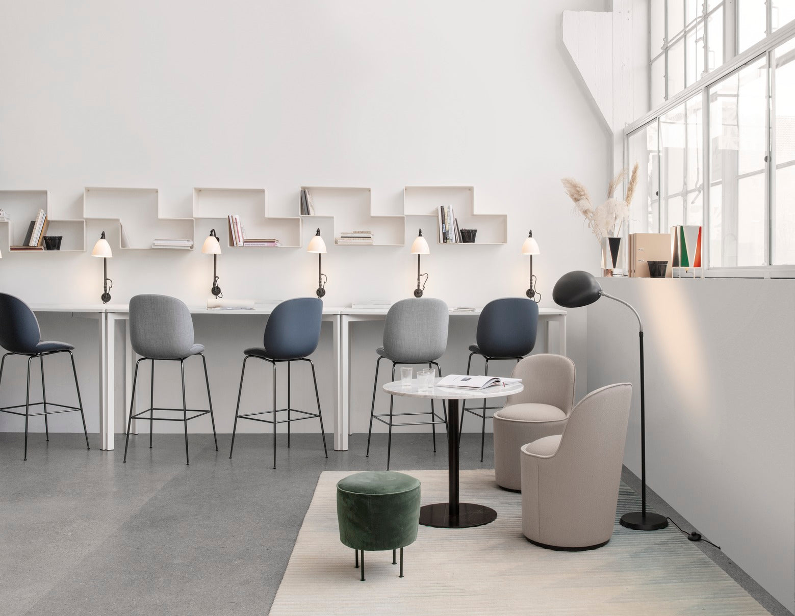 COBRA black reading floor lamp