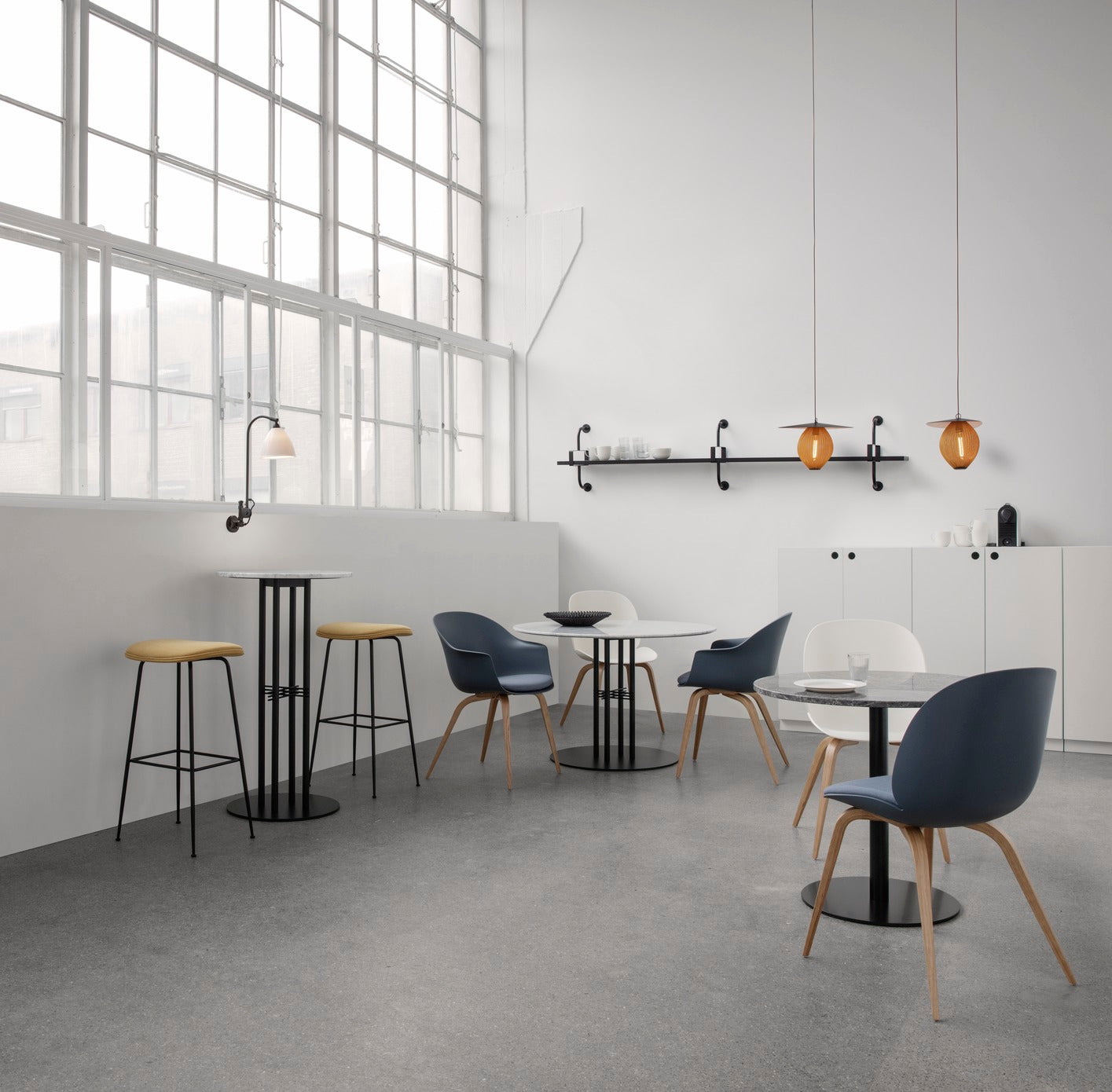 Stolička BAT béžová s tmavým dubovým podstavcom