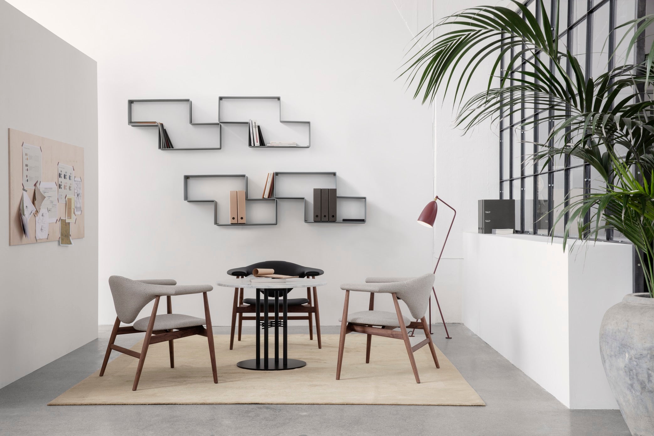 Fotel MASCULO čalúnený s orechovým podstavcom