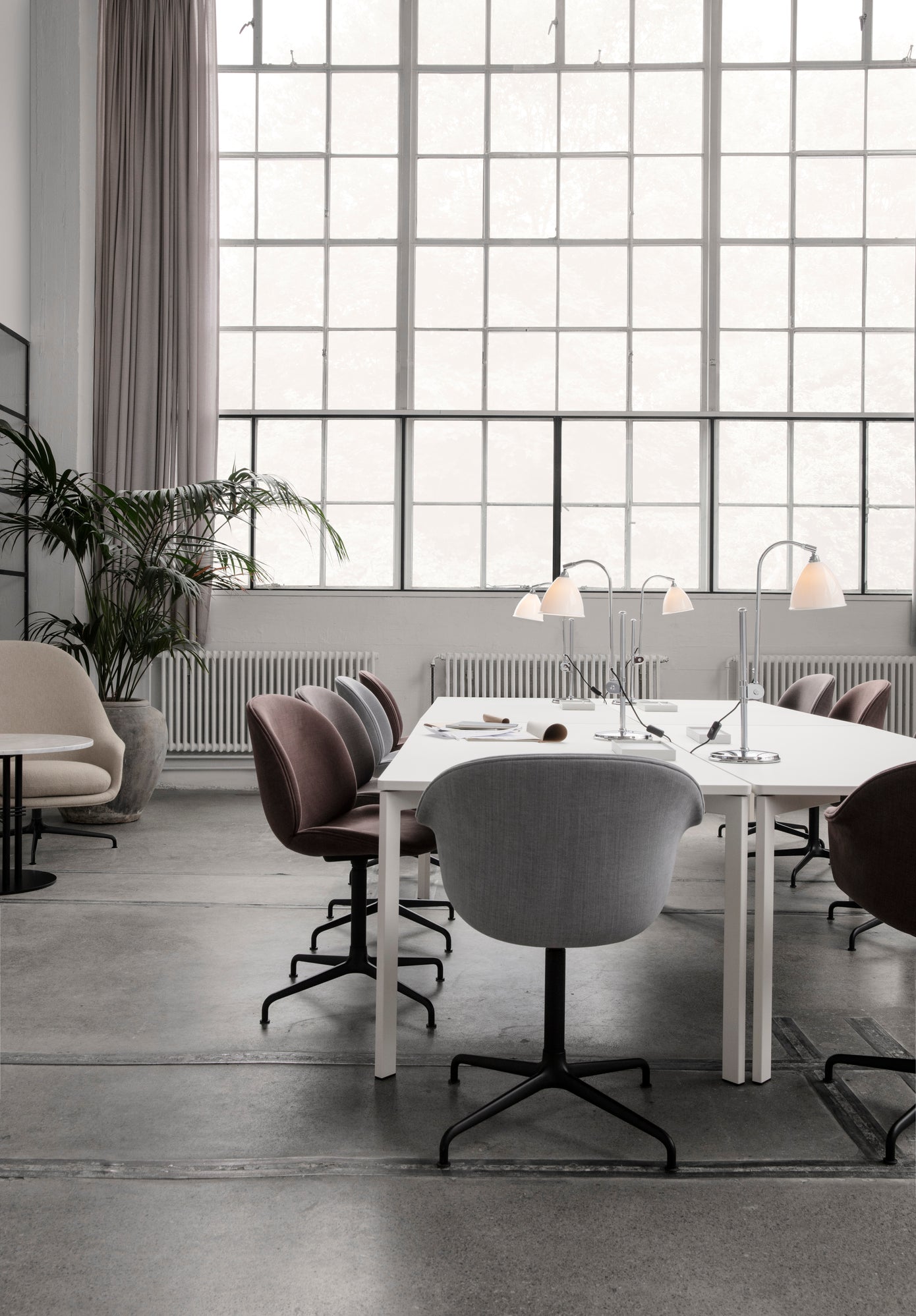 BEETLE upholstered office chair with oak wood