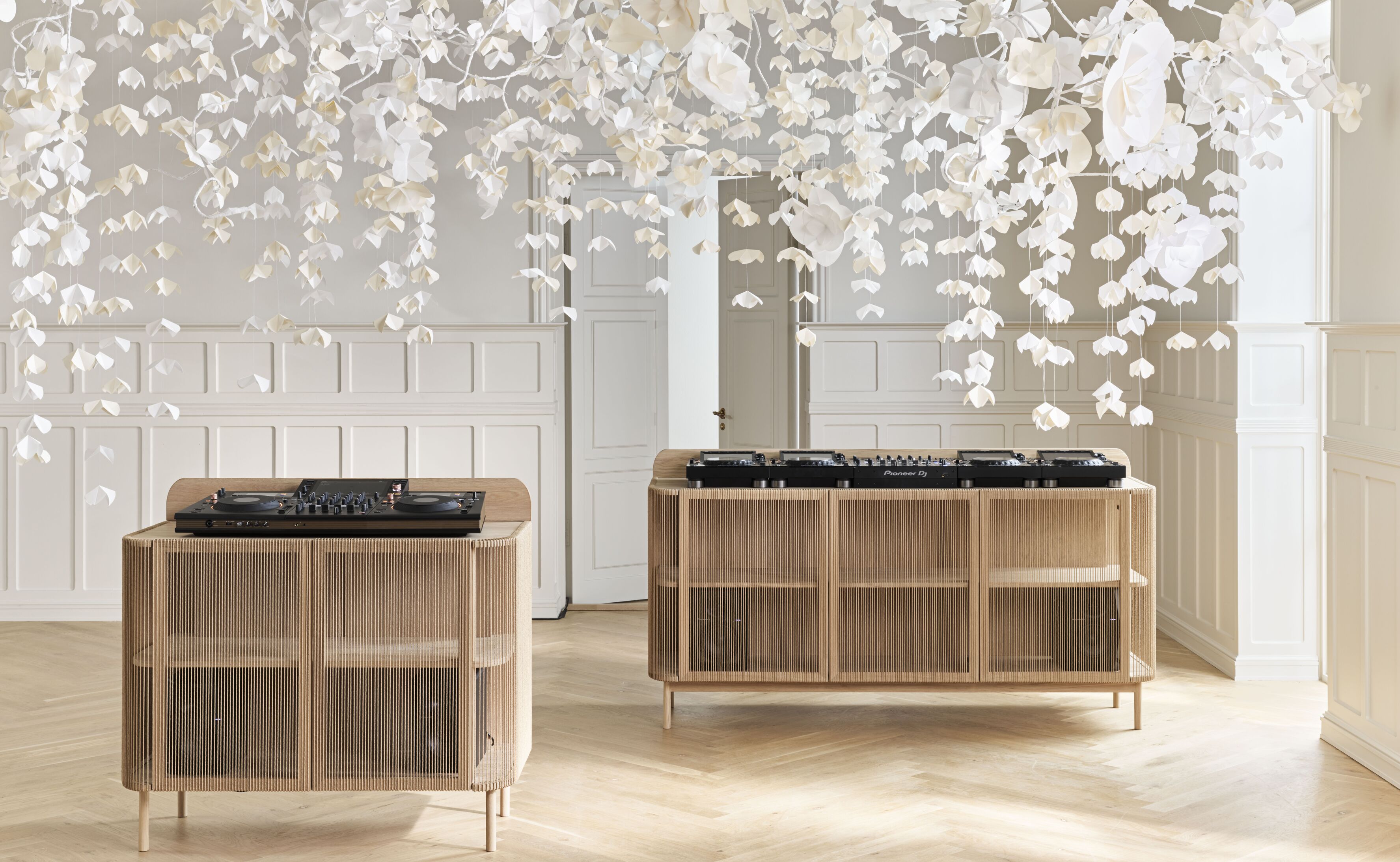 DJ konzola CORD čierne dubové drevo