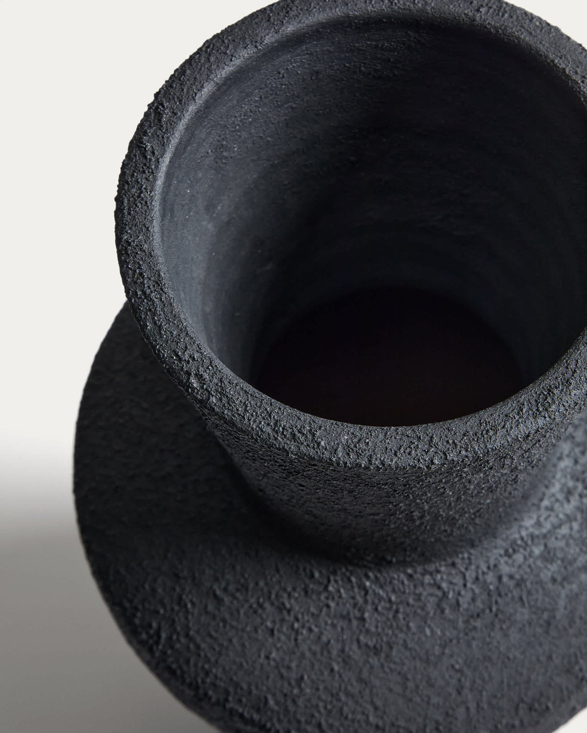 Wazon NERUN czarna terakota – ujęcie 4