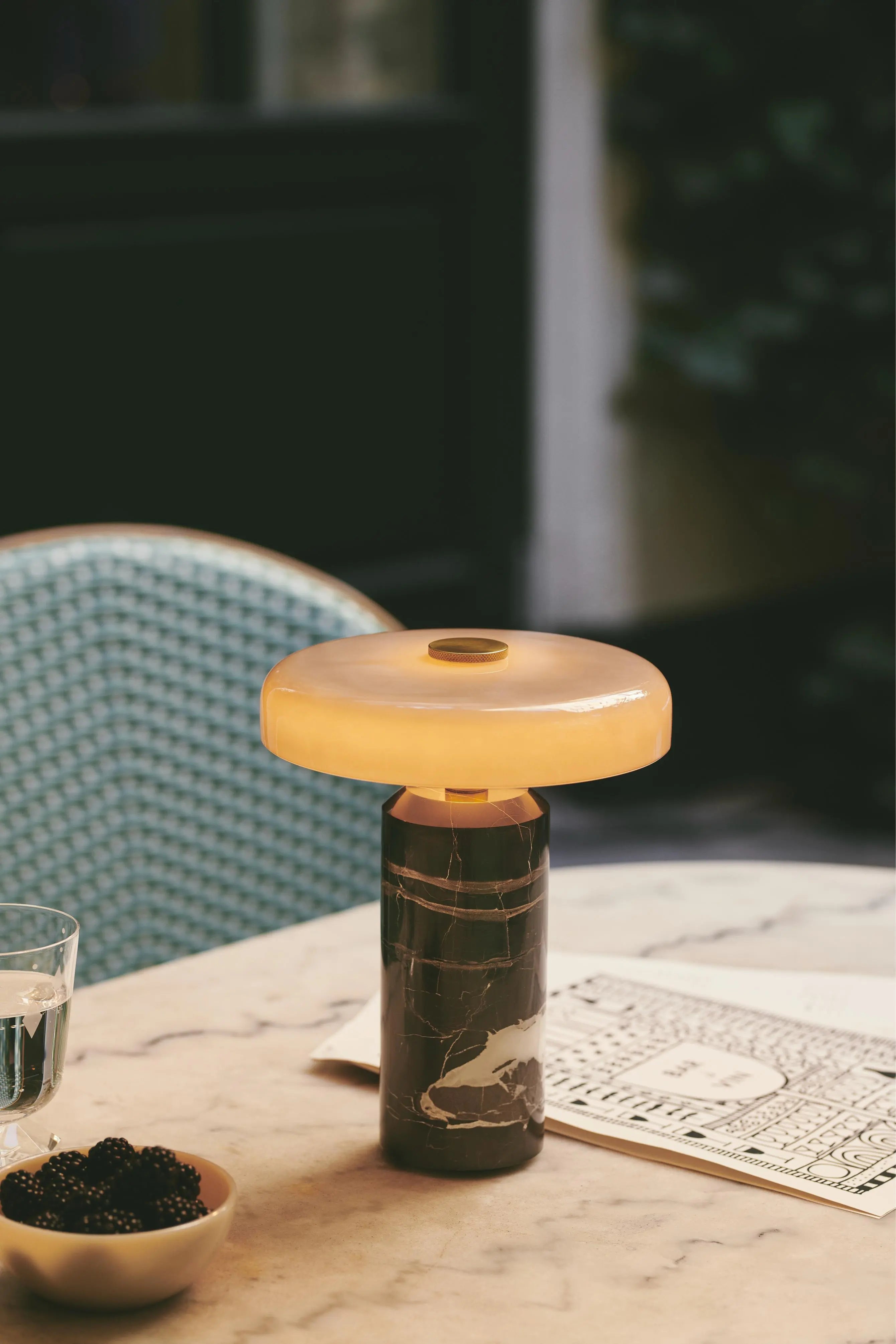 Lampa przenośna TRIP szary marmur z dymionym szkłem – Design By Us